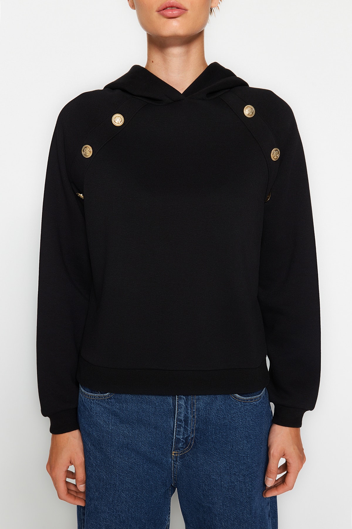 Trendyolmilla  Siyah Kapüşonlu Düğme Detaylı Regular Fit Kalın İçi Polarlı Örme Sweatshirt TWOAW24SW00215 - Görsel 4