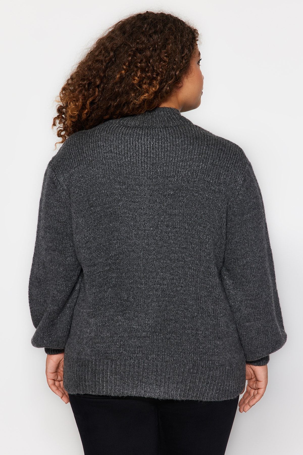 Trendyol Curve-Strickcardigan - Anthrazit mit Schmucksteinen, geknöpft, TBBAW24AV00019 5