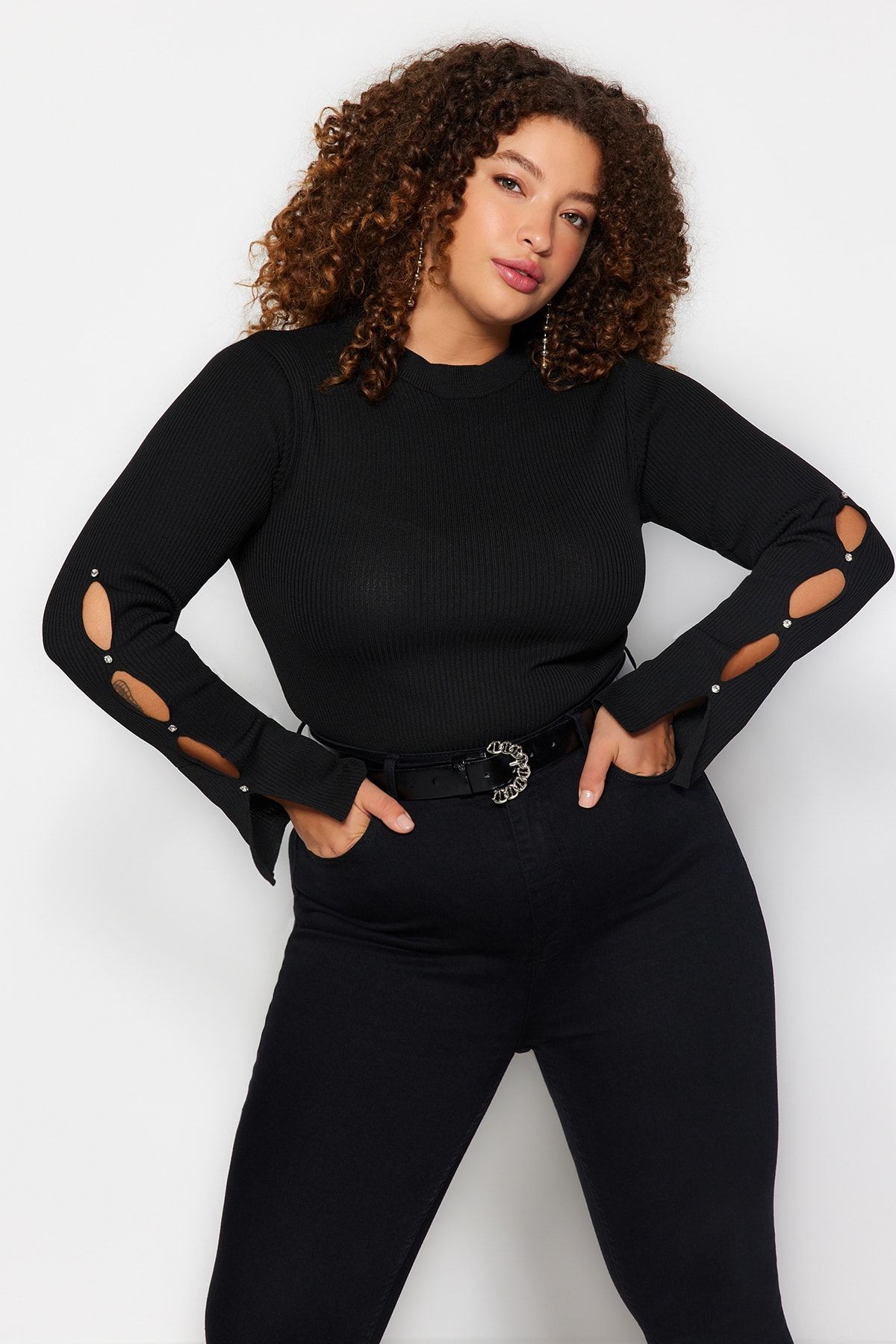 Trendyol Curve Czarny, dopasowany sweter z cienkiej dzianiny TBBAW24AF00021