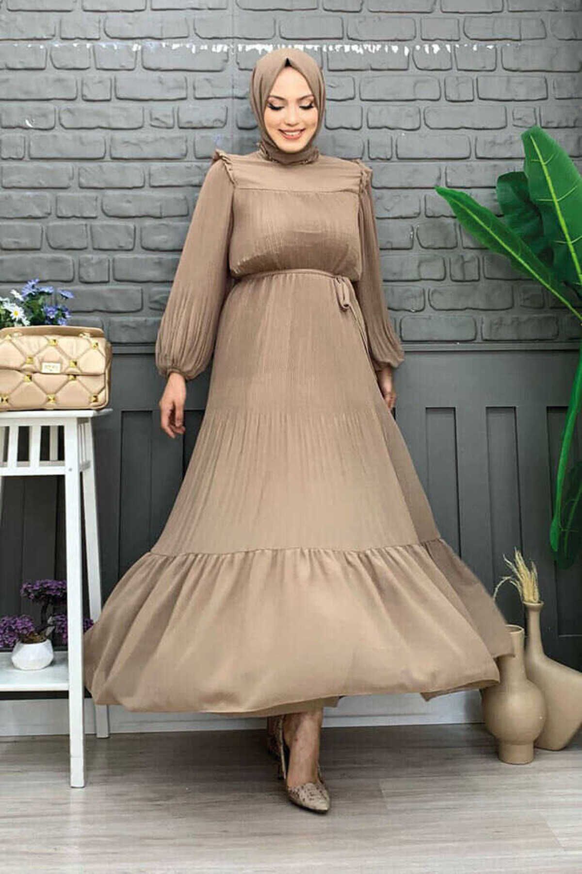 Bym Fashion Szyfonowa Sukienka Z Paskiem I Plisowaną Falbaną W Talii 3628 Taupe Kobieta - 38