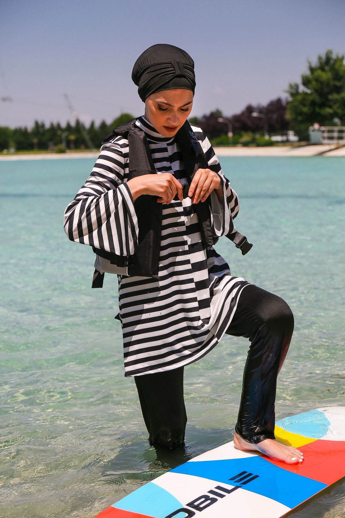 Marina-Costum de baie hijab cu design în dungi alb-negru, 1951 7