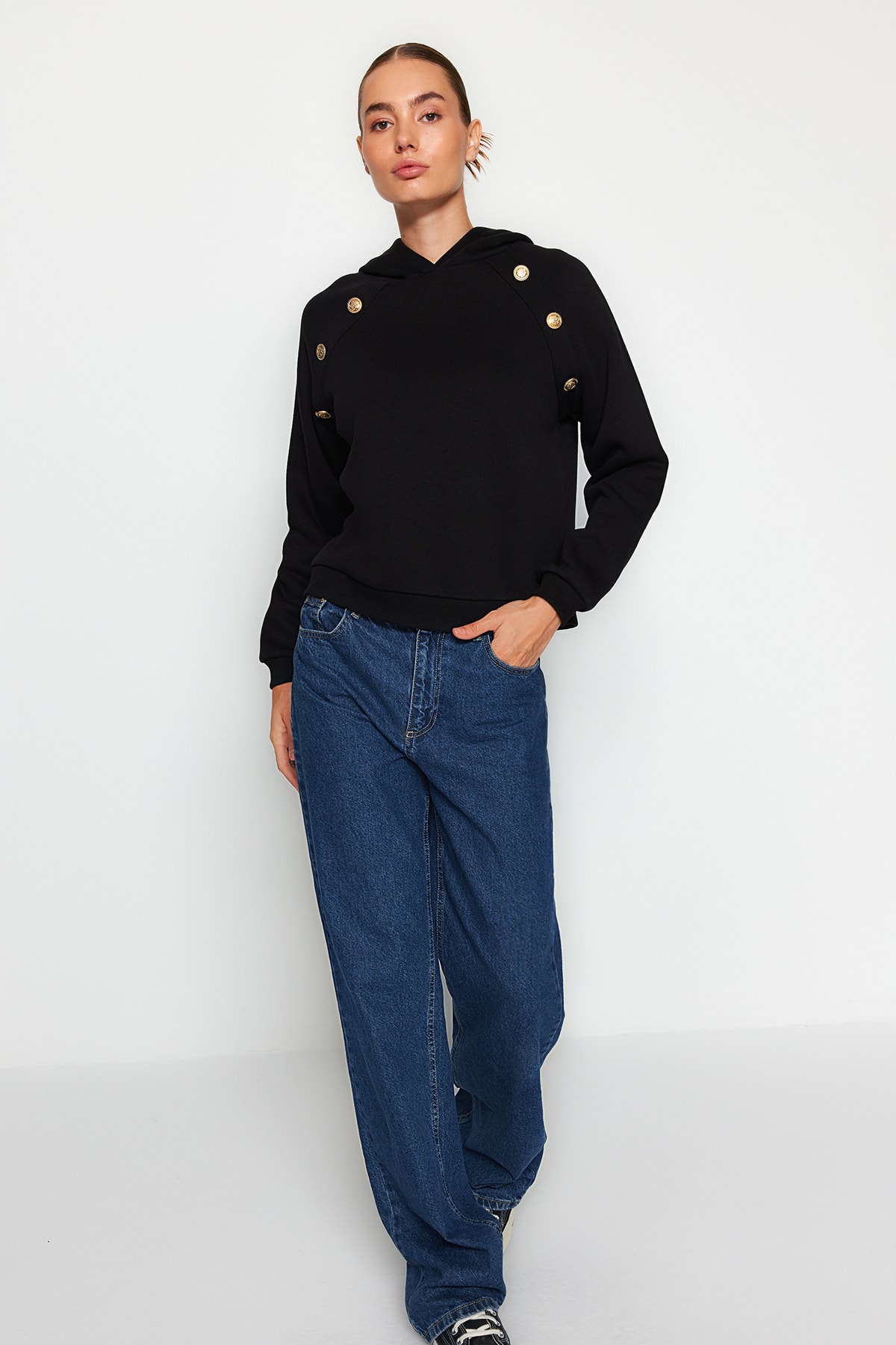 Trendyolmilla  Siyah Kapüşonlu Düğme Detaylı Regular Fit Kalın İçi Polarlı Örme Sweatshirt TWOAW24SW00215 - Görsel 2