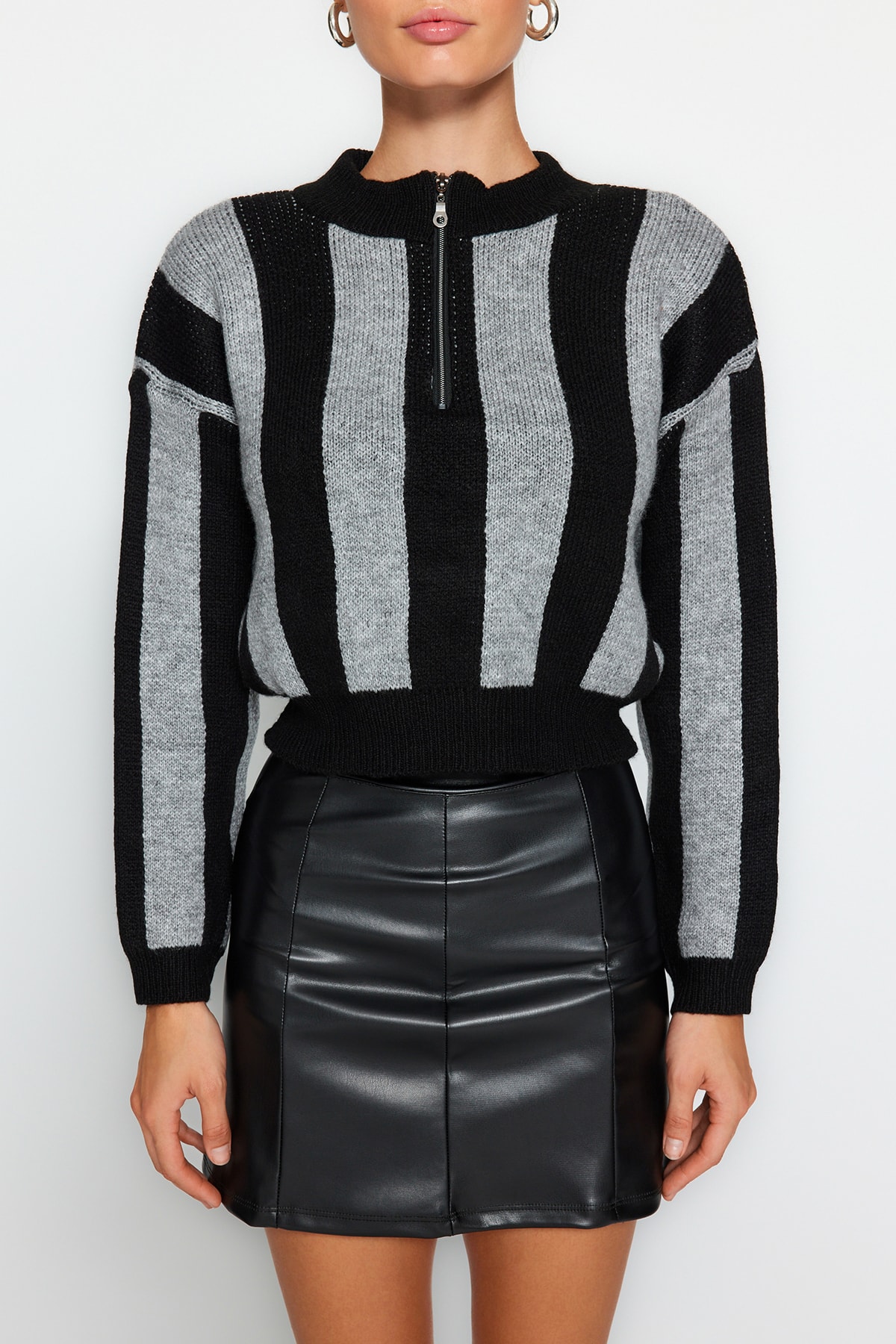 Trendyolmilla  Siyah Crop Yumuşak Dokulu Triko Kazak TWOAW24KZ01042 - Görsel 4