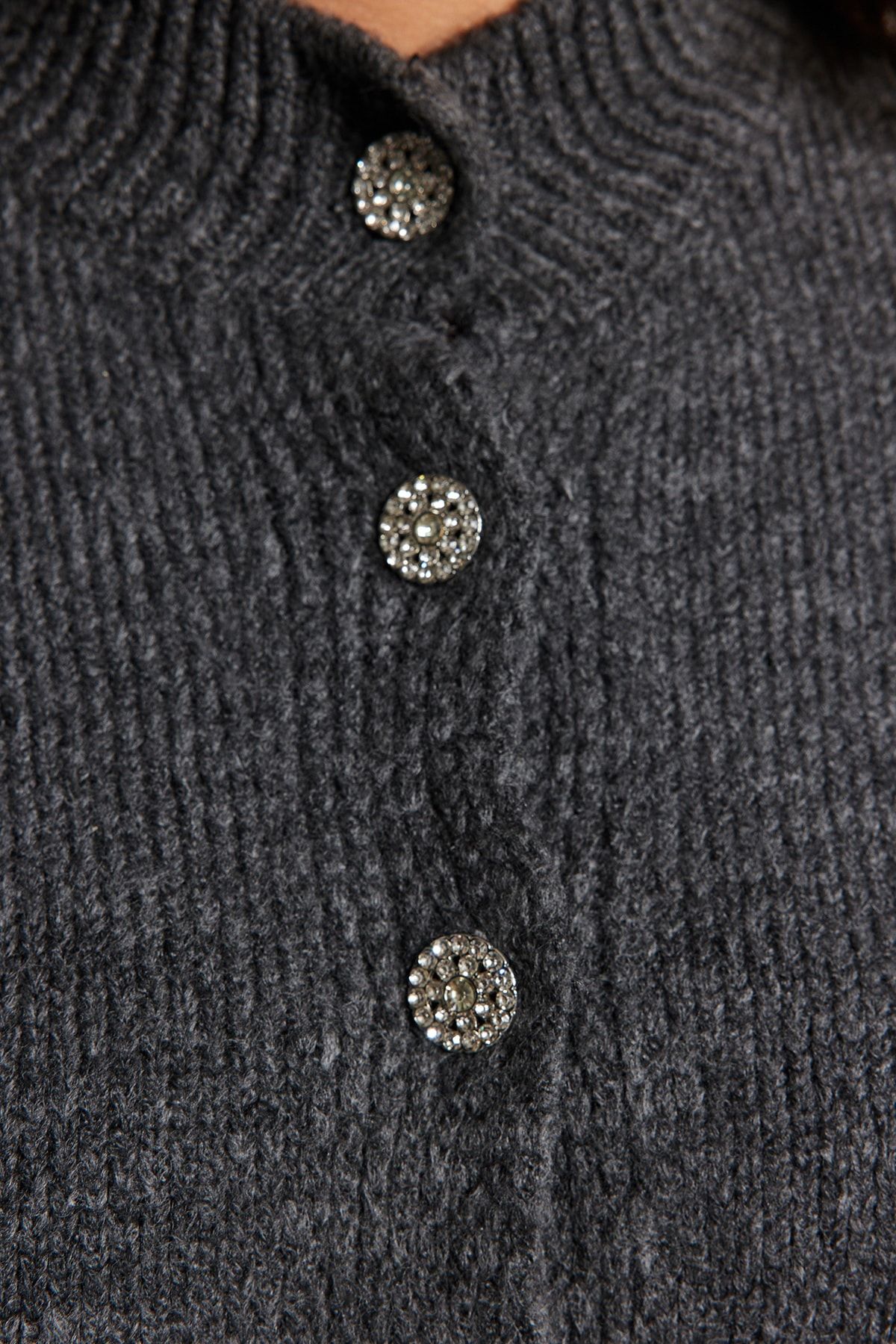 Trendyol Curve-Strickcardigan - Anthrazit mit Schmucksteinen, geknöpft, TBBAW24AV00019 4