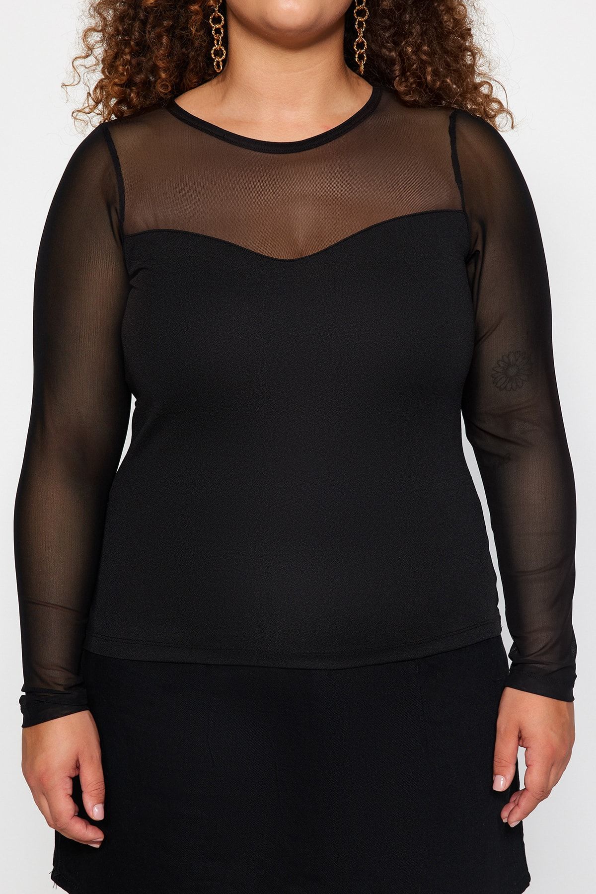 Trendyol Curve-Schwarze, detaillierte Strickbluse aus Tüll mit herzförmigem Ausschnitt TBBAW24AF00015 3