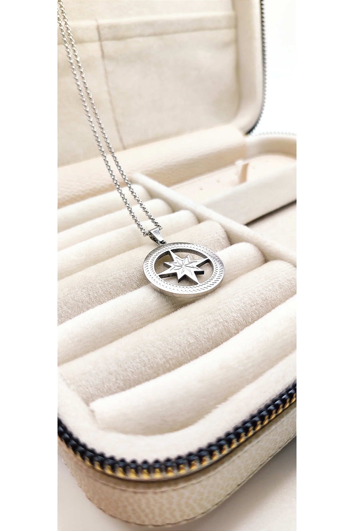 Pusula Desenli Çelik Kolye