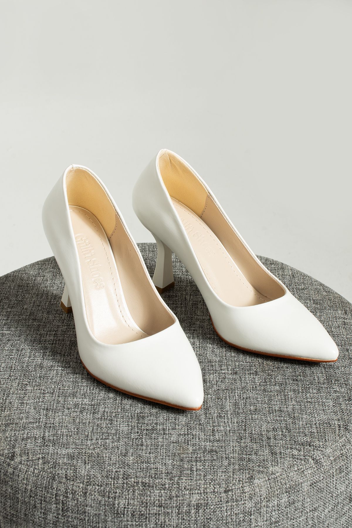 Comfortable white discount pumps