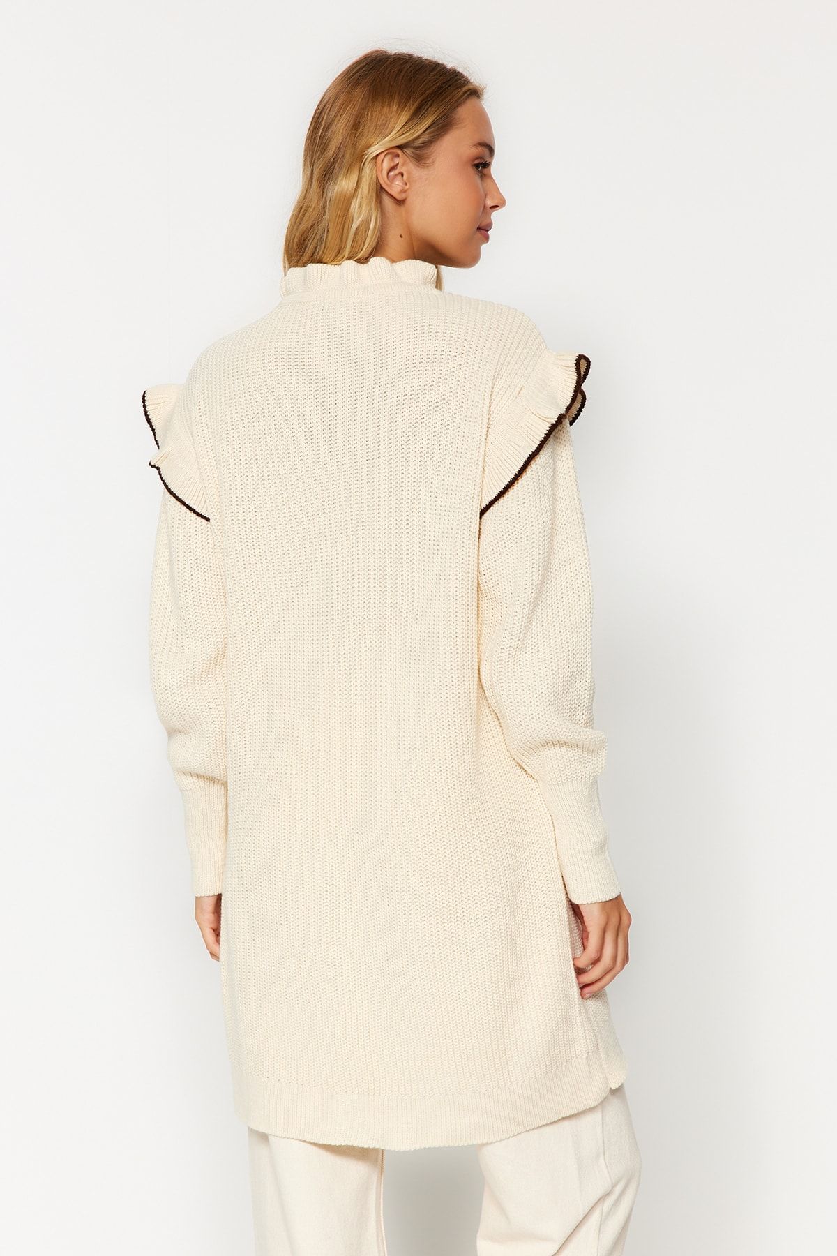 Trendyol Modest-Cremefarbener Strickpullover mit schwarzen Paspeln TCTAW24AK00171 5
