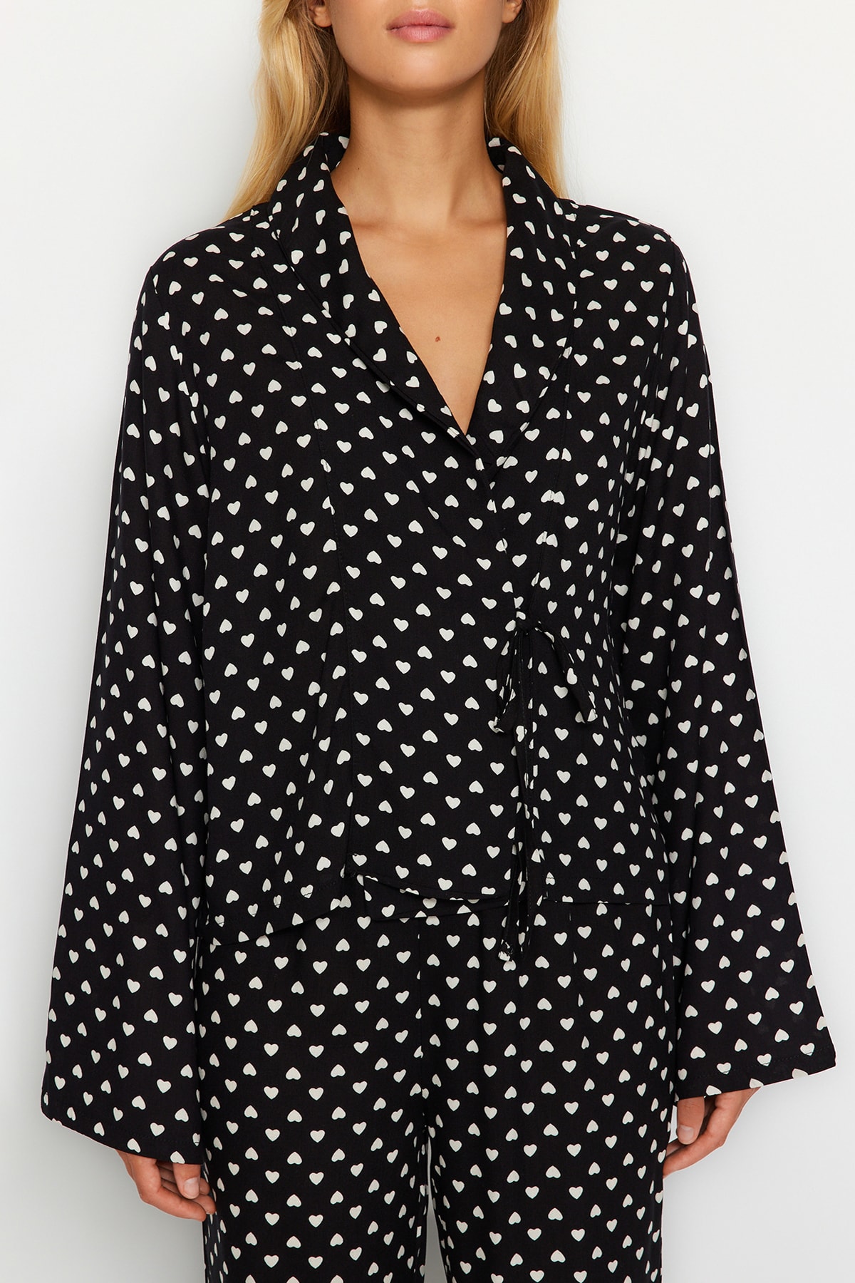 Trendyolmilla  Siyah Kalpli Bağlama Detaylı Viskon Dokuma Pijama Takımı THMAW22PT0300 - Görsel 4