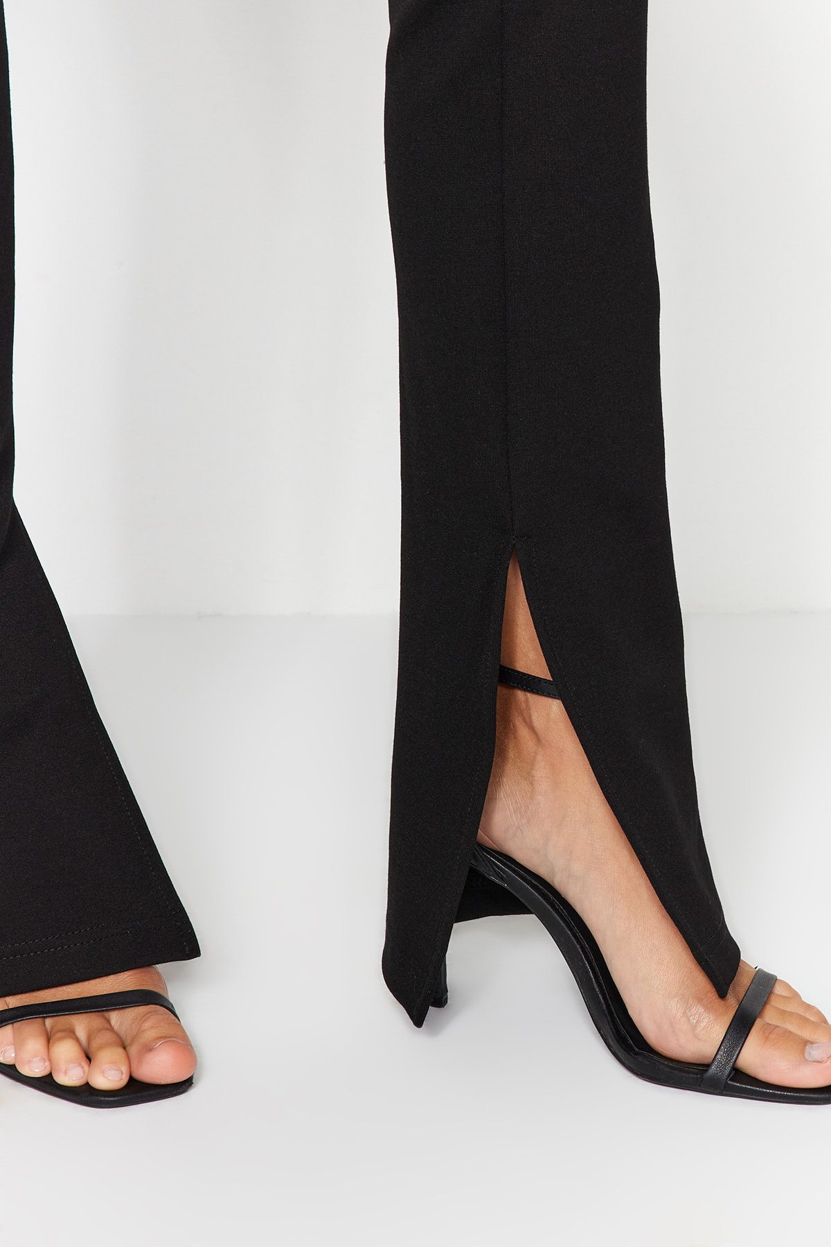 Trendyol Collection Czarne dzianinowe legginsy z wysokim stanem i rozcięciem od wewnątrz TWOAW24PL00122