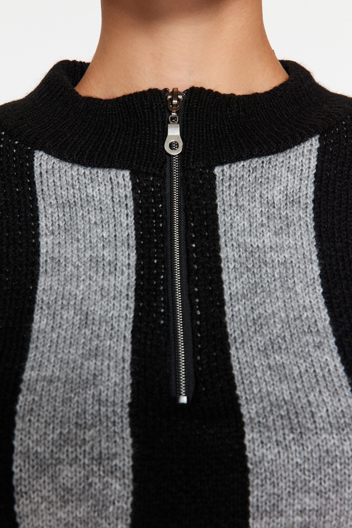 Trendyolmilla  Siyah Crop Yumuşak Dokulu Triko Kazak TWOAW24KZ01042 - Görsel 5