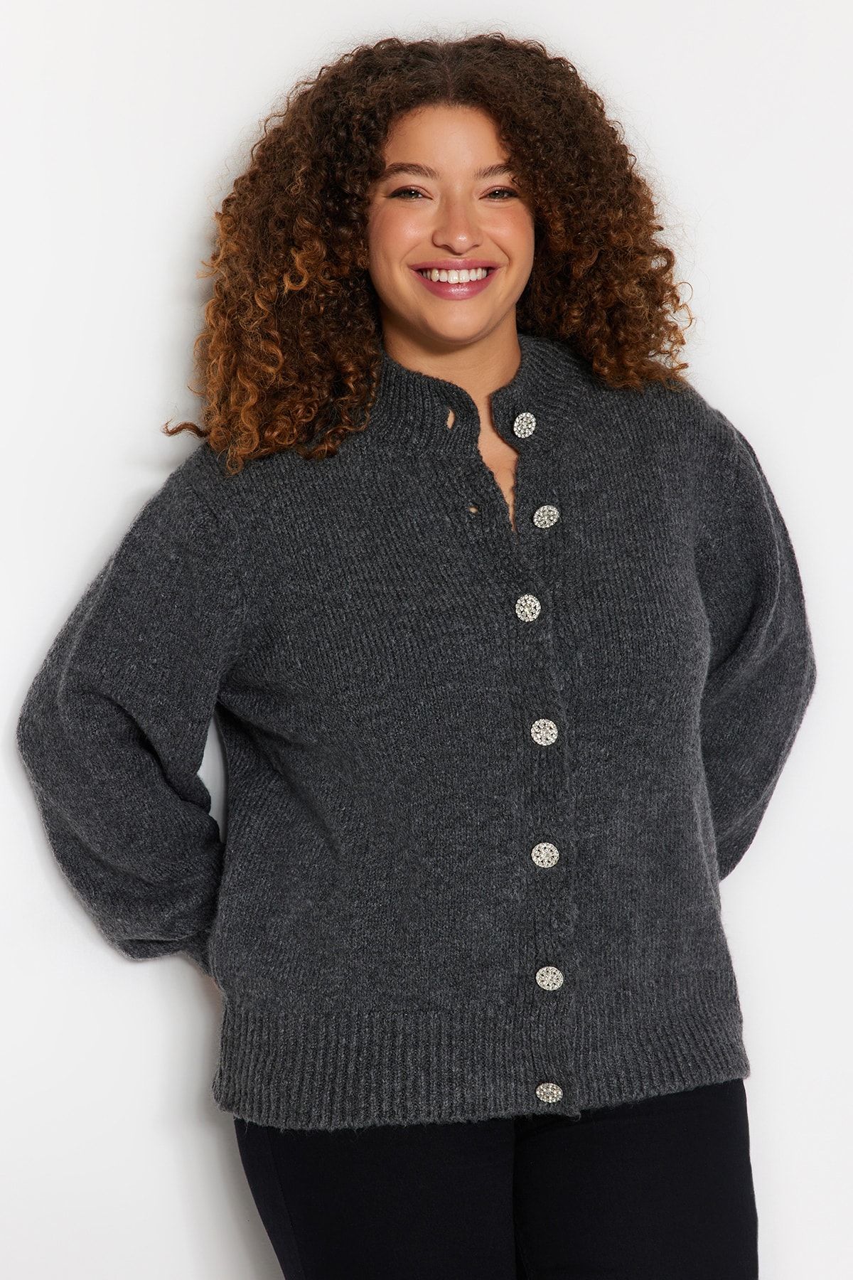 Trendyol Curve-Strickcardigan - Anthrazit mit Schmucksteinen, geknöpft, TBBAW24AV00019 3