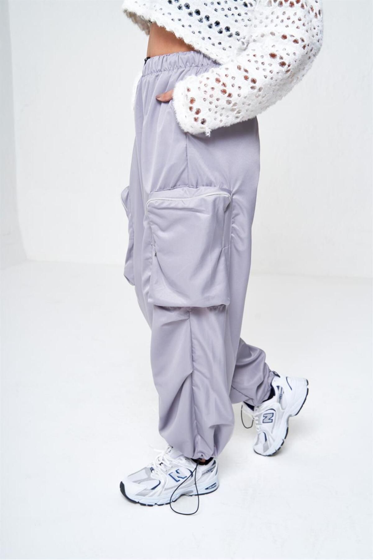 Tracksuit pants with zip pockets top