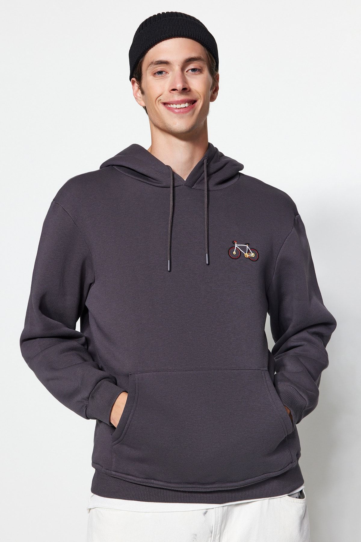Trendyol Collection-Anthrazitfarbenes, minimal besticktes Fleece-Sweatshirt - TMNAW24sw00096 3