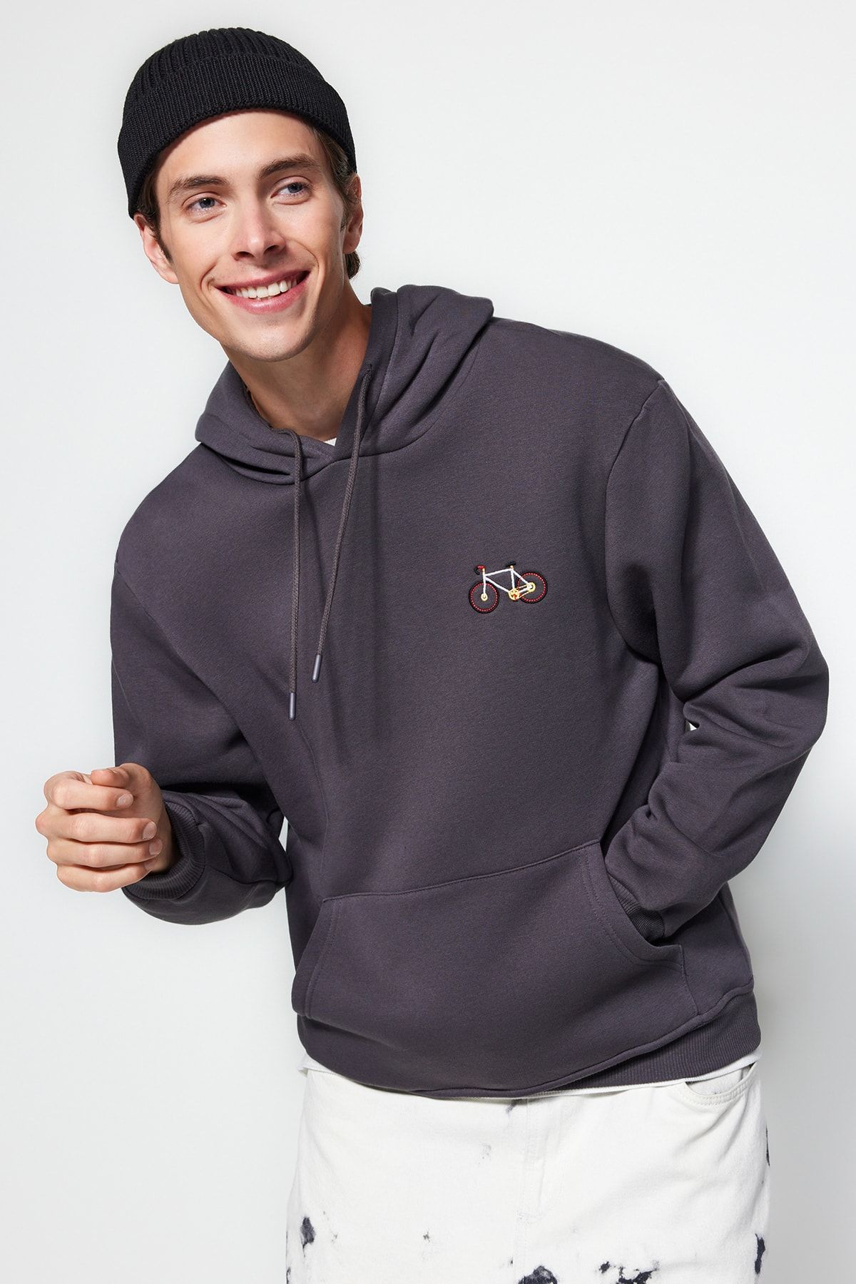 Trendyol Collection-Anthrazitfarbenes, minimal besticktes Fleece-Sweatshirt - TMNAW24sw00096 4
