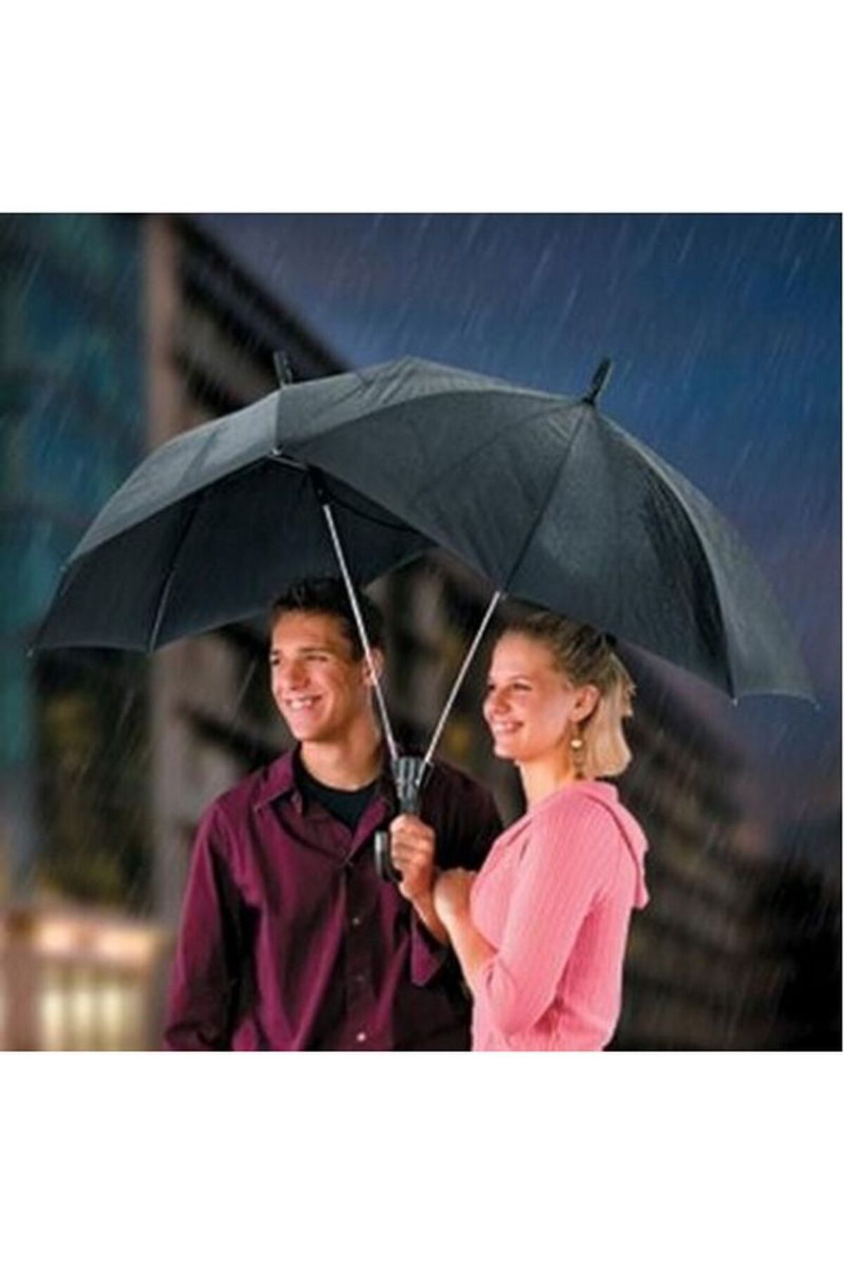 Два зонтика. Зонт для двоих. Зонт для парочек. Зонт для влюбленных. Человек с зонтиком.