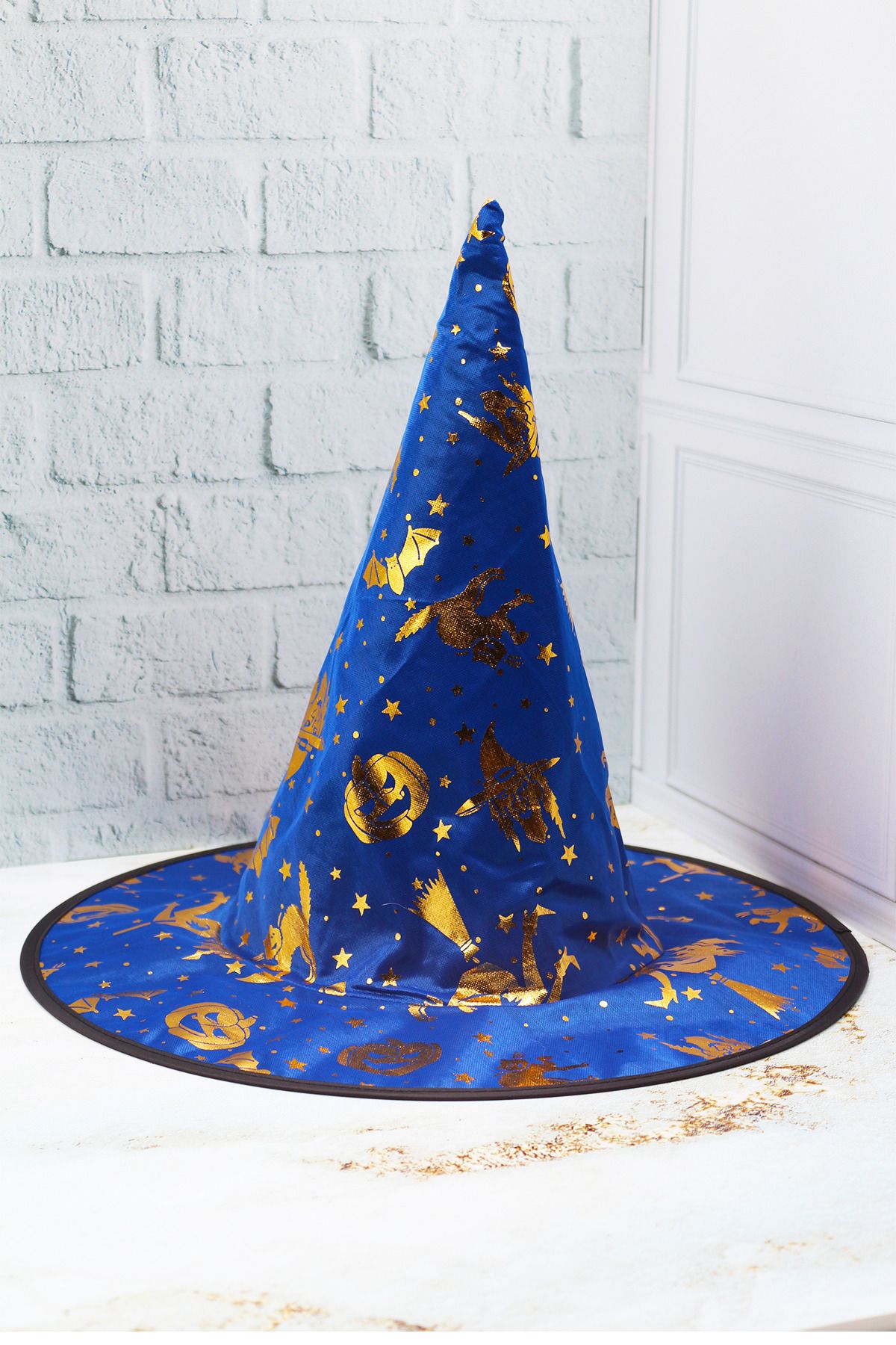 Halloween witch hat shop