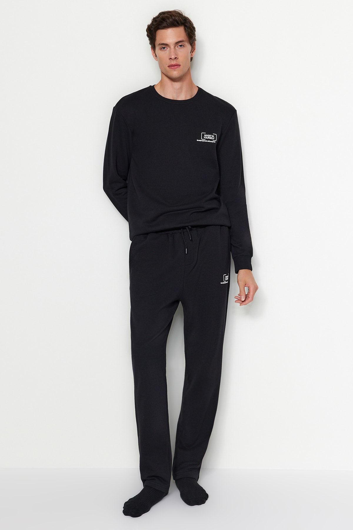 Trendyol Collection Czarne Spodnie Dresowe Regular/normal Cut Fluffy Print Fleece/warm Open Leg Tmnaw24ea00012 Mężczyzna - M