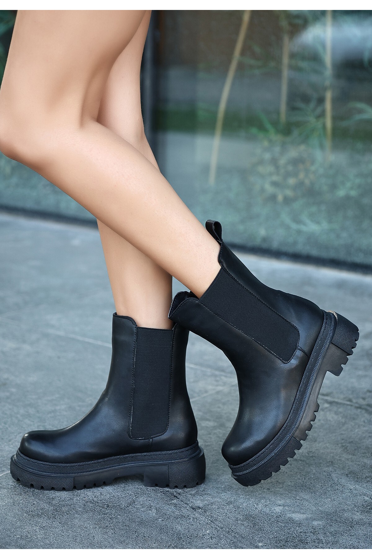 Derla Siyah Cilt Topuklu Bot