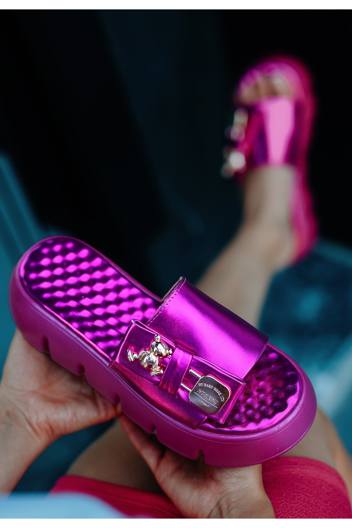 Akya Mor Holaogramlı Cilt Terlik