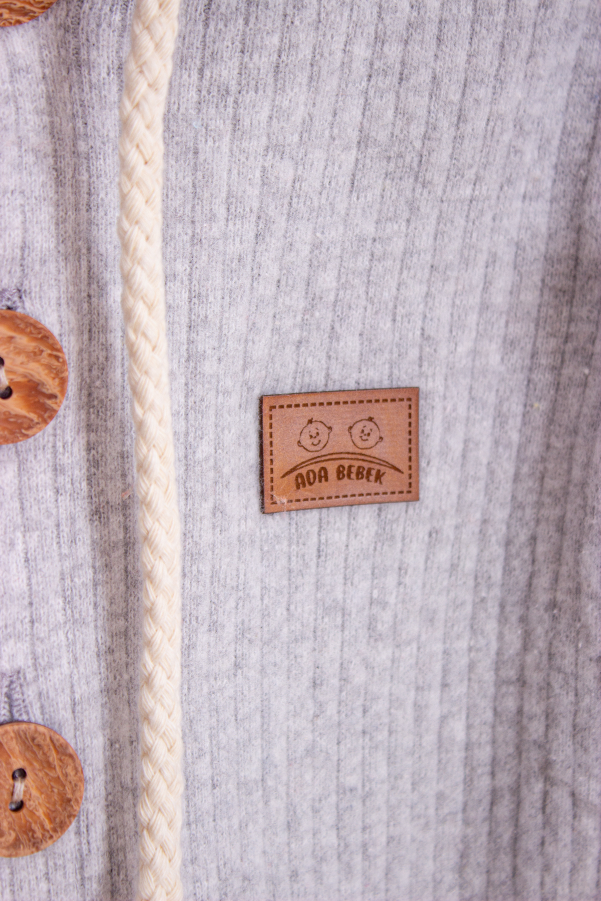 ADABEBEK Ahşap Düğmeli Kapşonlu Fitilli Tarz Şapkalı Bebek Tulum fotoğrafı 2 (önizleme)