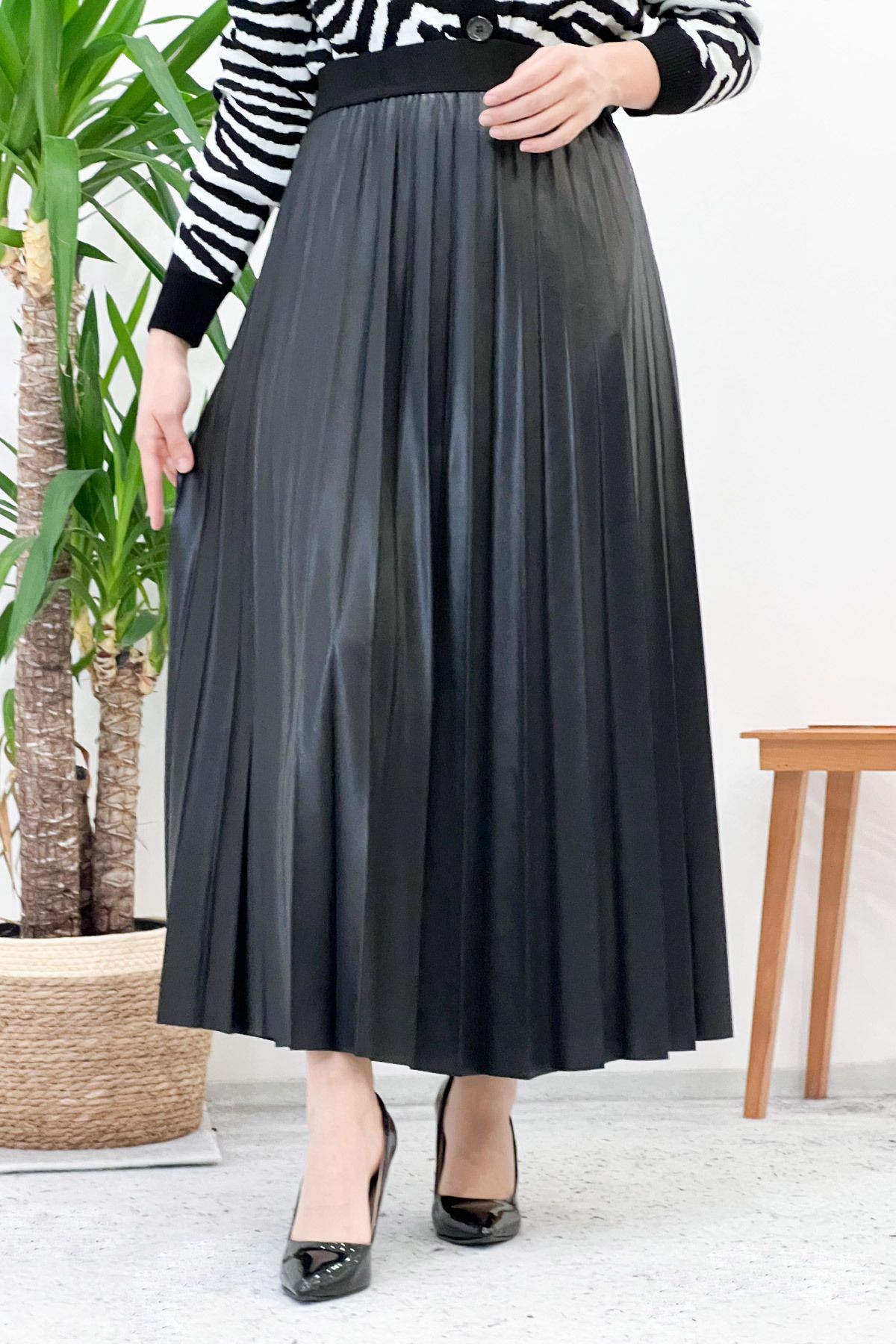 Black pleated skirt 16 discount