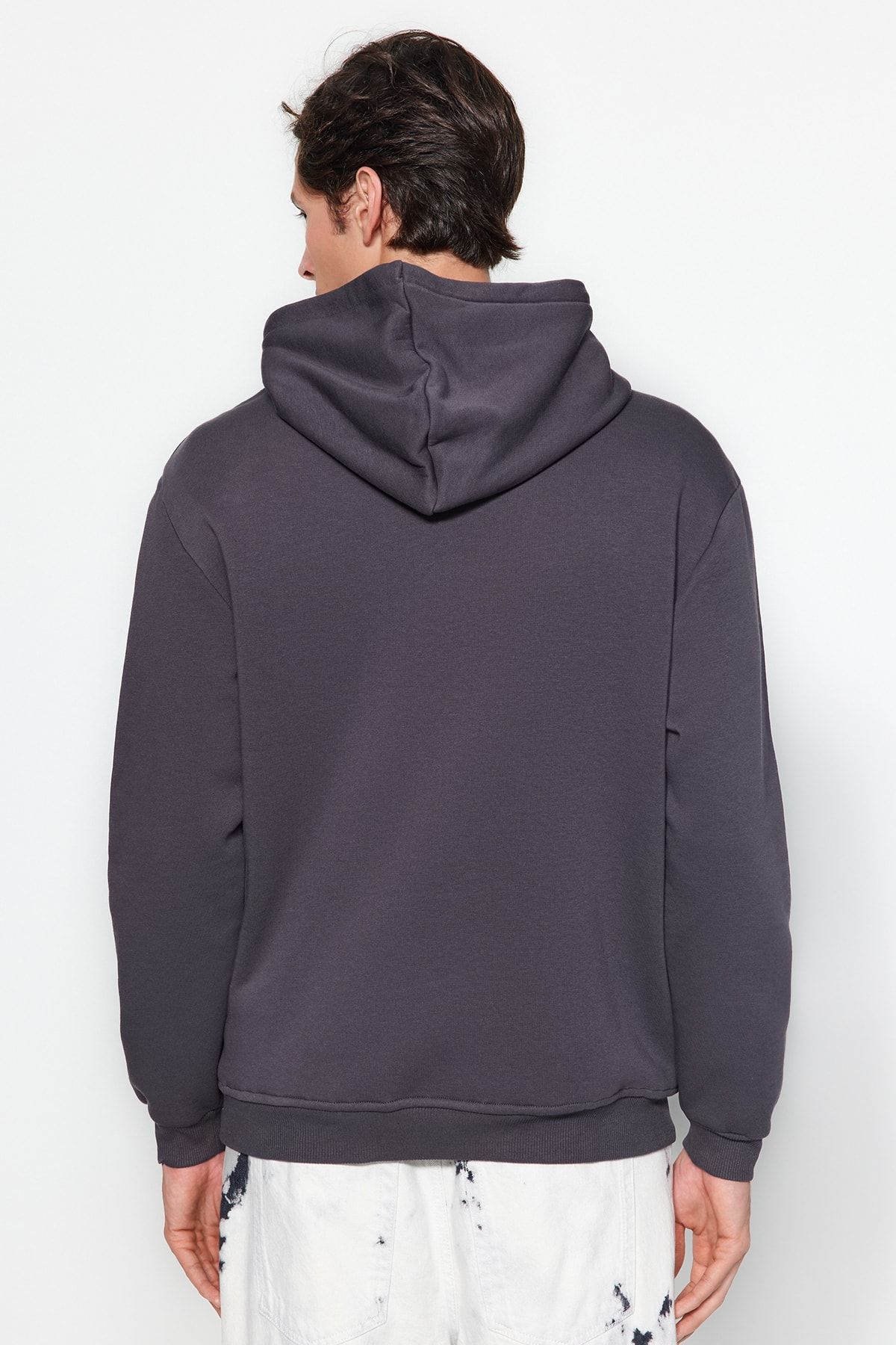 Trendyol Collection-Anthrazitfarbenes, minimal besticktes Fleece-Sweatshirt - TMNAW24sw00096 5