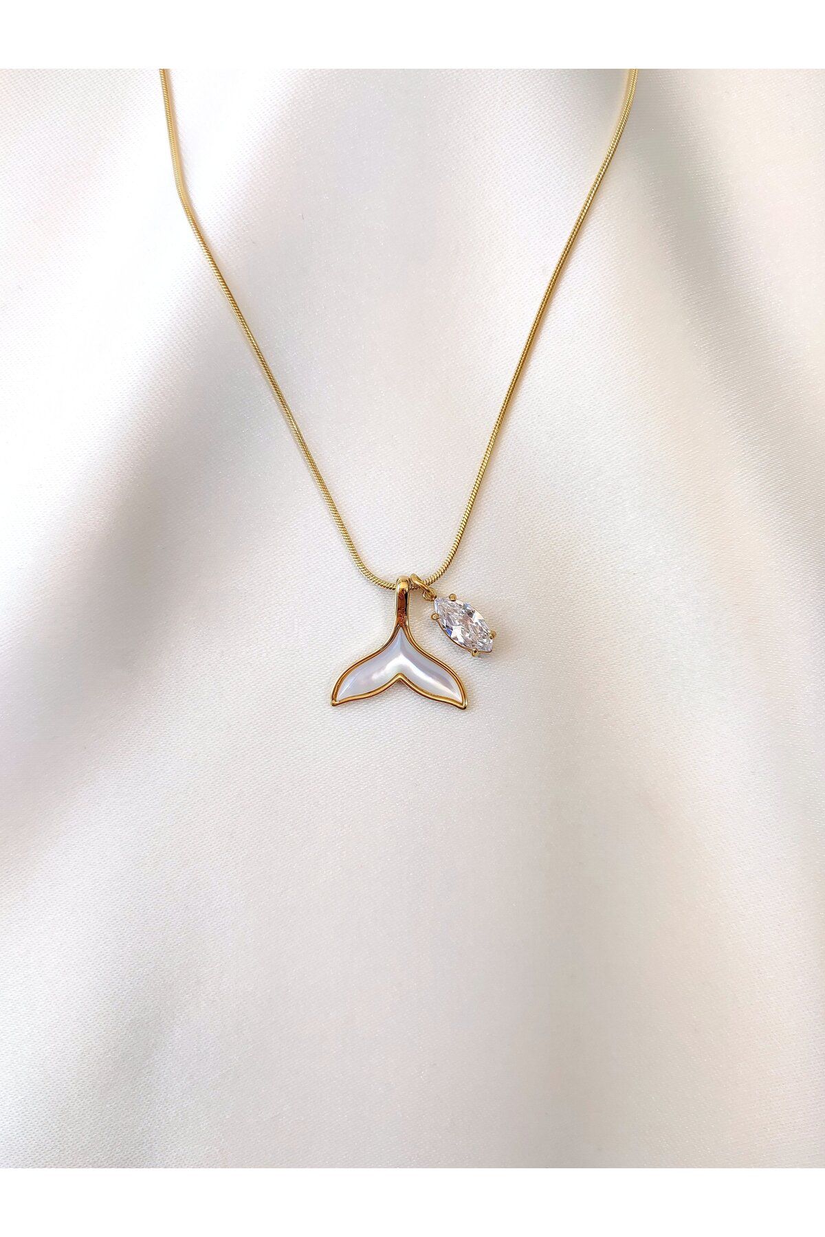9ct Gold Whale Tail Necklace —