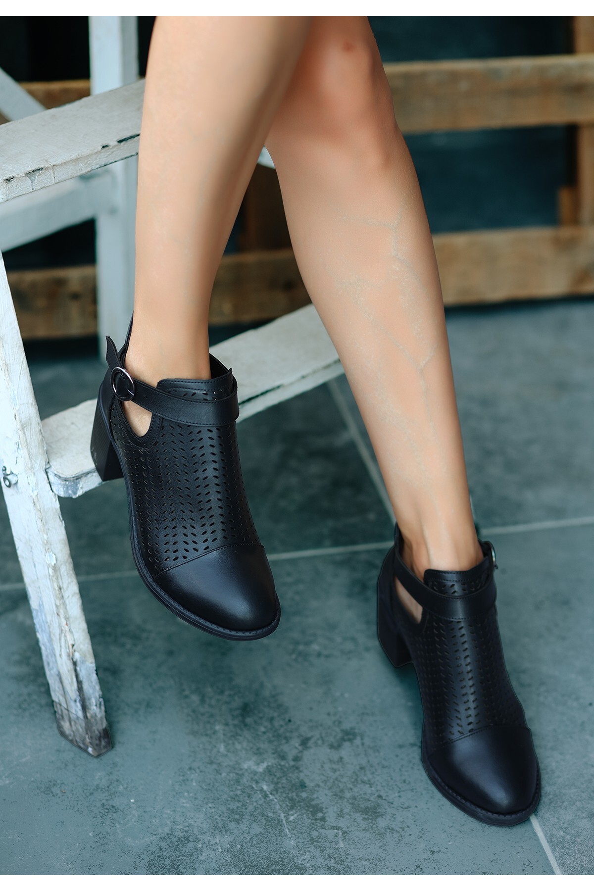 Ozzi Siyah Cilt Topuklu Bot