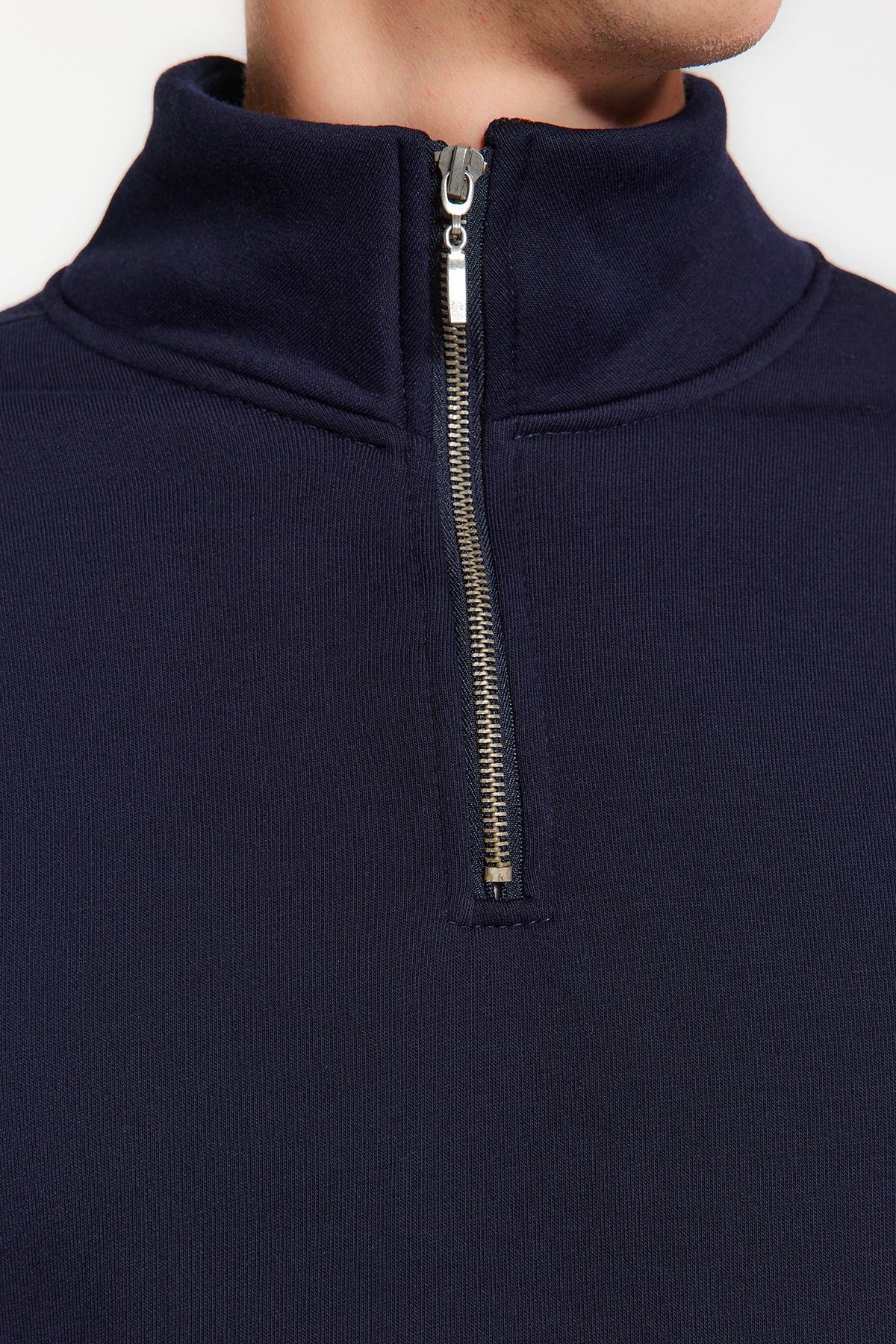 Trendyol Collection-Marineblaues Fleece-Sweatshirt aus Baumwolle mit Stehkragen und Reißverschluss – TMNAW24SW00041 2