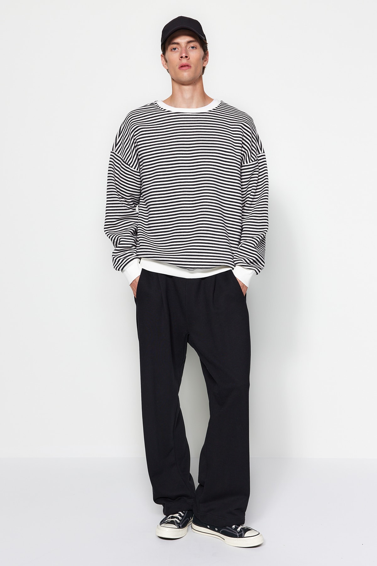 Trendyolmilla  Siyah Oversize/Geniş Kesim Çizgili İçi Polar/Sıcak Tutan Sweatshirt TMNAW24SW00065 - Görsel 2