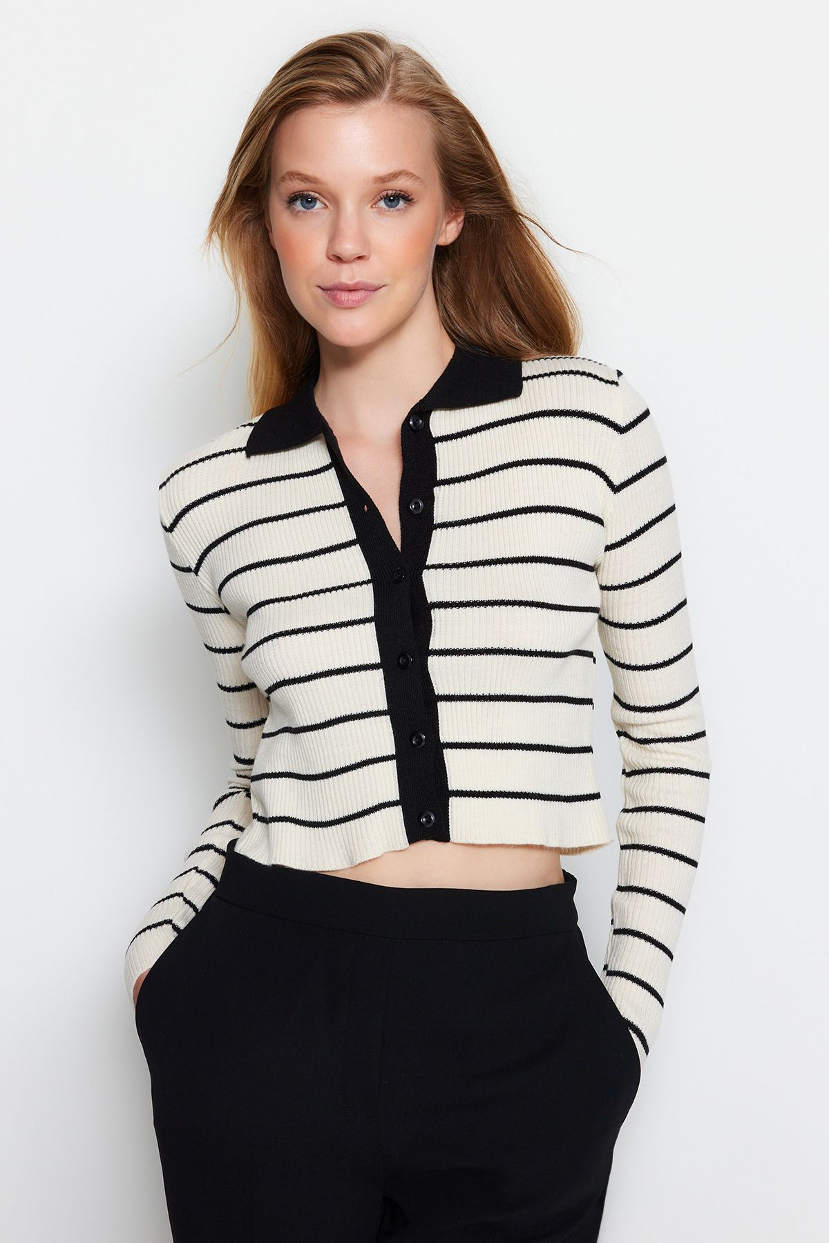 Trendyol Collection Golf Z Czarnym, Dzianinowym Kardiganem - Twoaw24hi00384 Kobieta - S/M