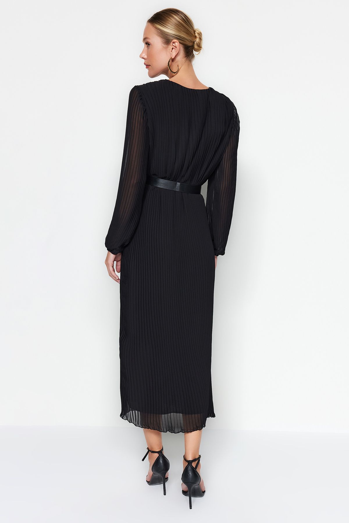 Trendyol Collection-A-Linien-Kleid aus Chiffon mit plissiertem Maxifutter und schwarzem Gürtel TWOAW24EL00471 6