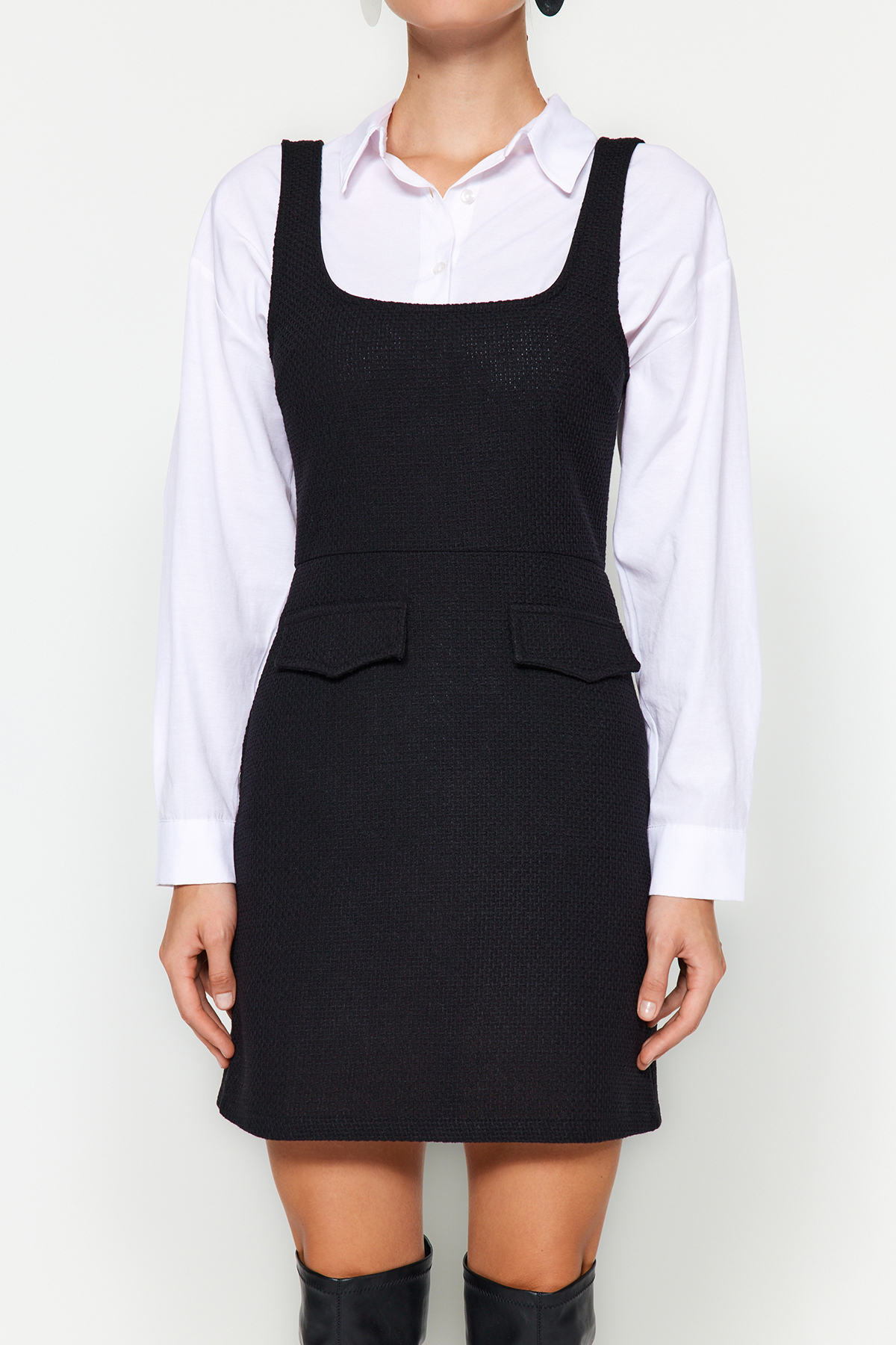 Trendyol Collection Černé mini tkané šaty s rovným střihem a čtvercovým výstřihem TWOAW24EL00669