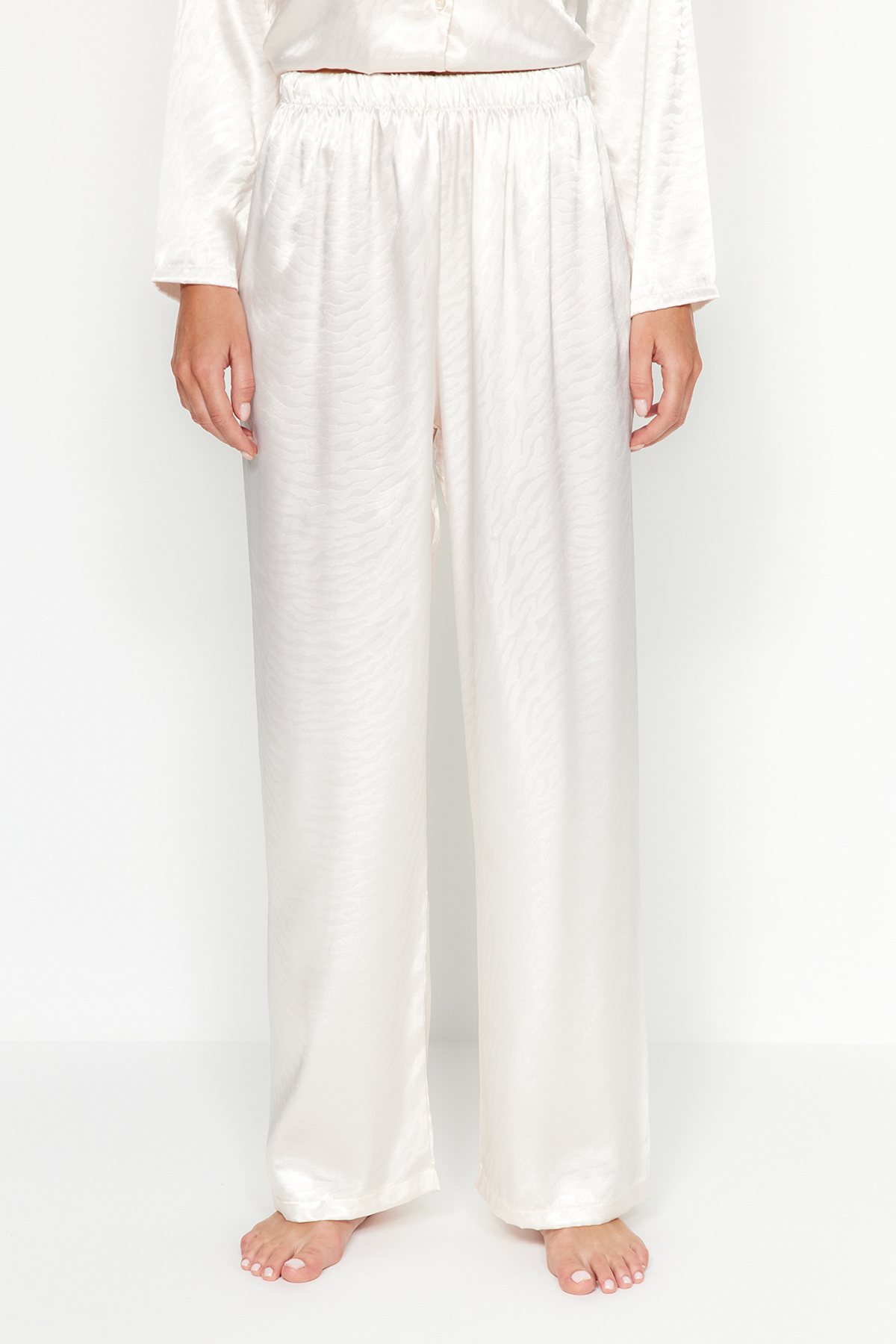 Trendyolmilla  Beyaz Zebra Desenli Saten Dokuma Pijama Takımı THMAW24PT00001 - Görsel 7