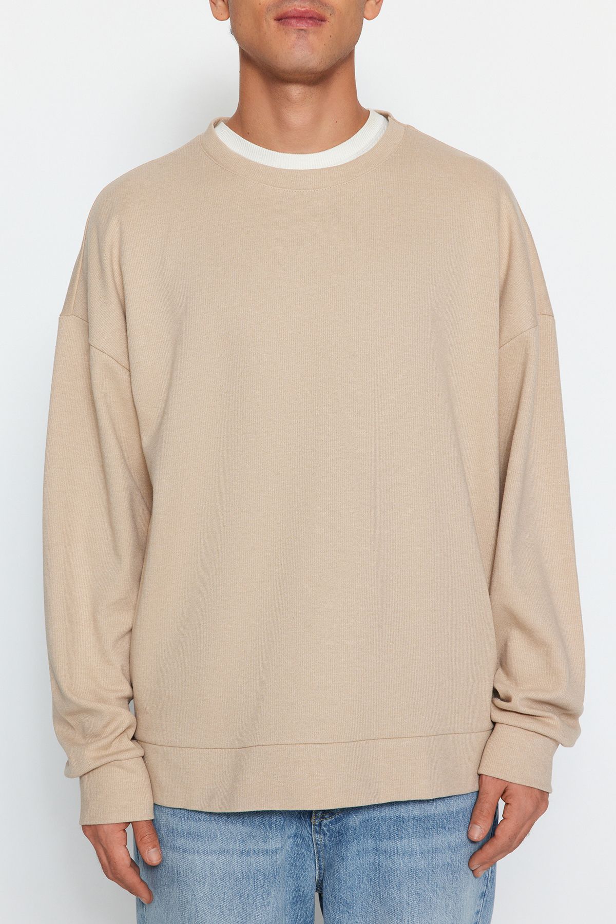 Trendyol Collection-Beigefarbenes, übergroßes/breit geschnittenes, weiches, gebürstetes Thessaloniki-Sweatshirt mit Rundhalsausschnitt TMNAW24SW00057 3