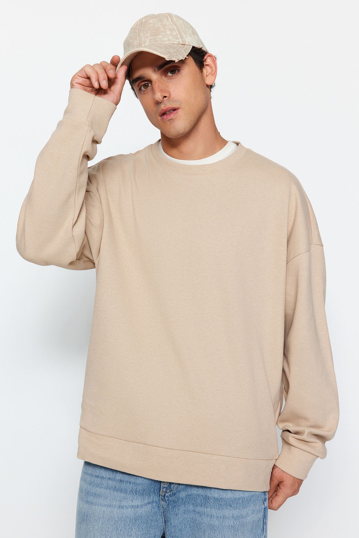 Trendyol Collection-Beigefarbenes, übergroßes/breit geschnittenes, weiches, gebürstetes Thessaloniki-Sweatshirt mit Rundhalsausschnitt TMNAW24SW00057 2