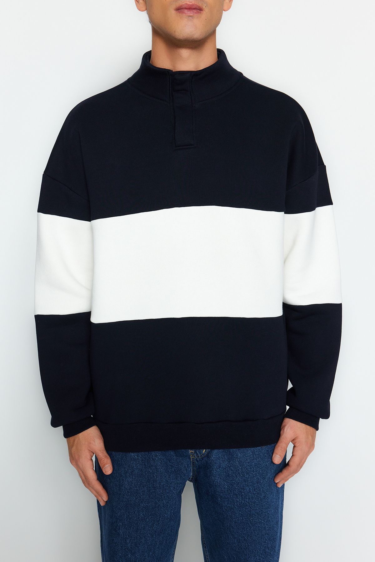 Trendyol Collection-Marineblaues, übergroßes Pullover mit Farbblockdesign, Stehkragen, Fleece TMNAW24sw00160 3