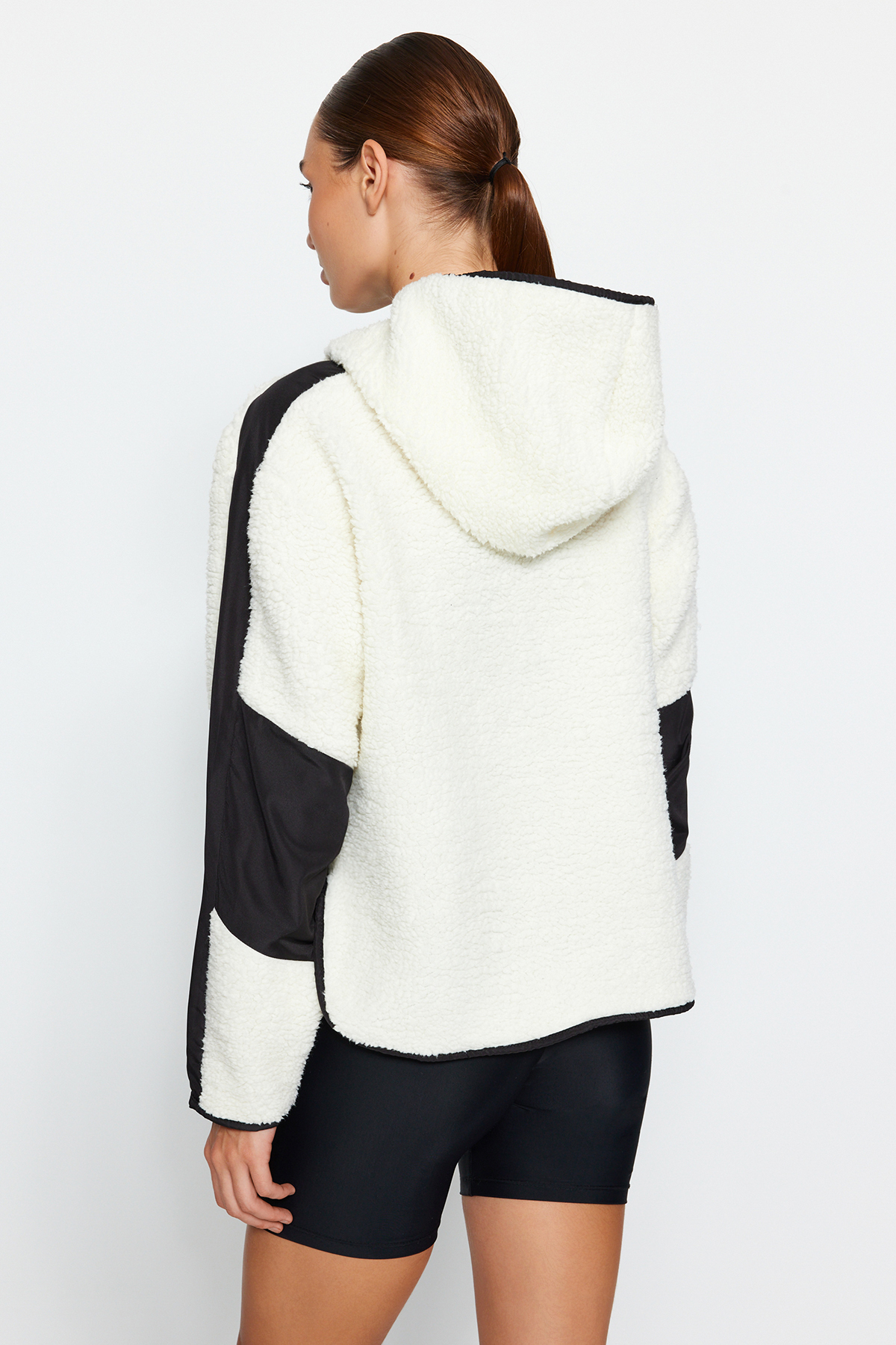 Trendyolmilla  Ekru Renk Bloklu Paraşüt Kumaş Detaylı Peluş Geniş Kalıp Örme Spor Sweatshirt THMAW24SW00009 - Görsel 6