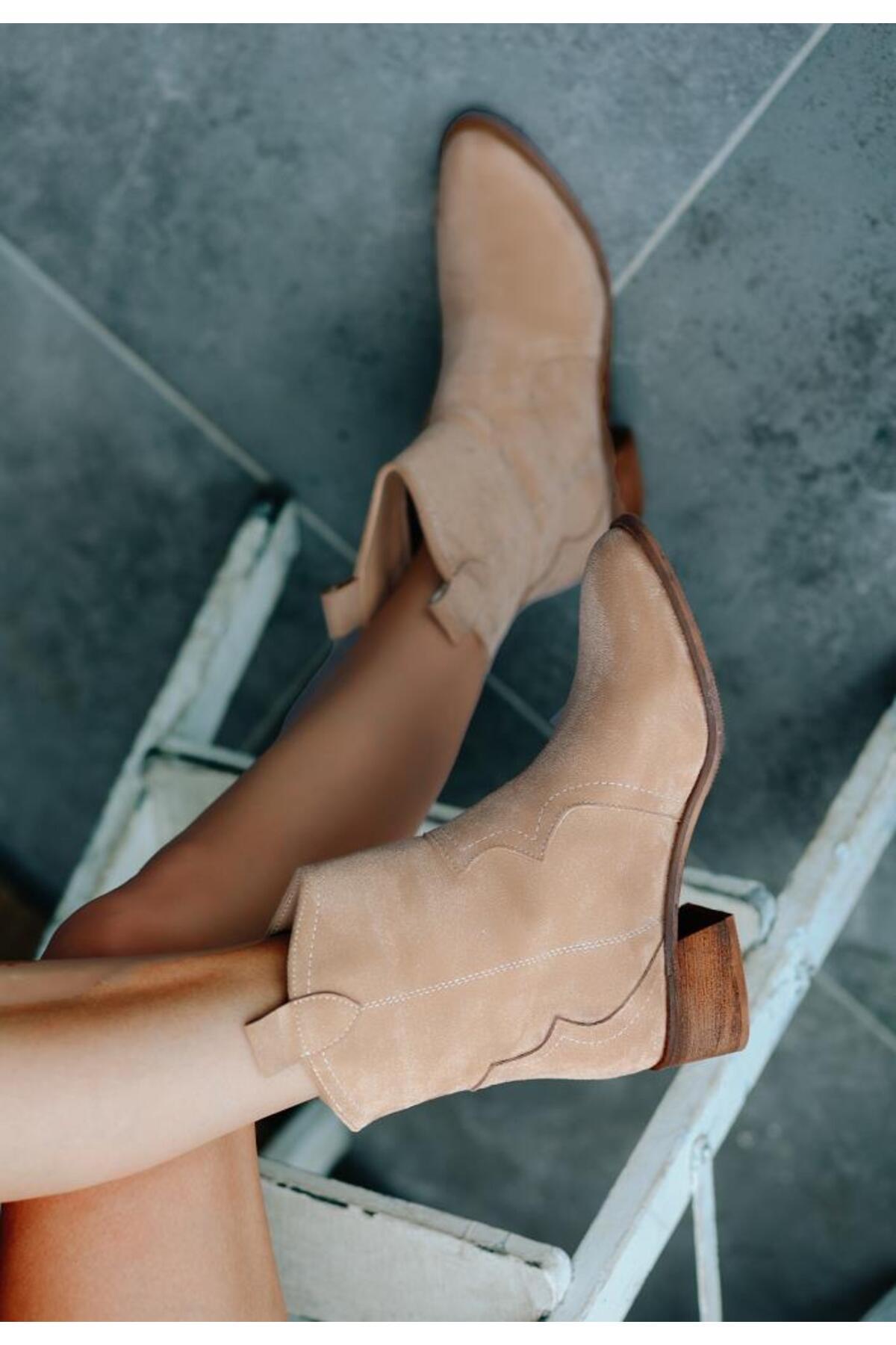 Piani Bej Süet Topuklu Bot