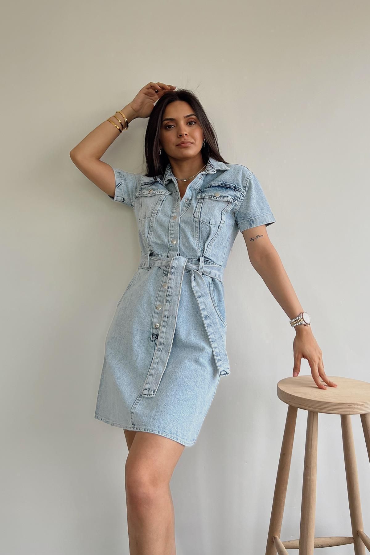 misigo BELT BUTTONED DENIM DRESS LIGHT SNOW