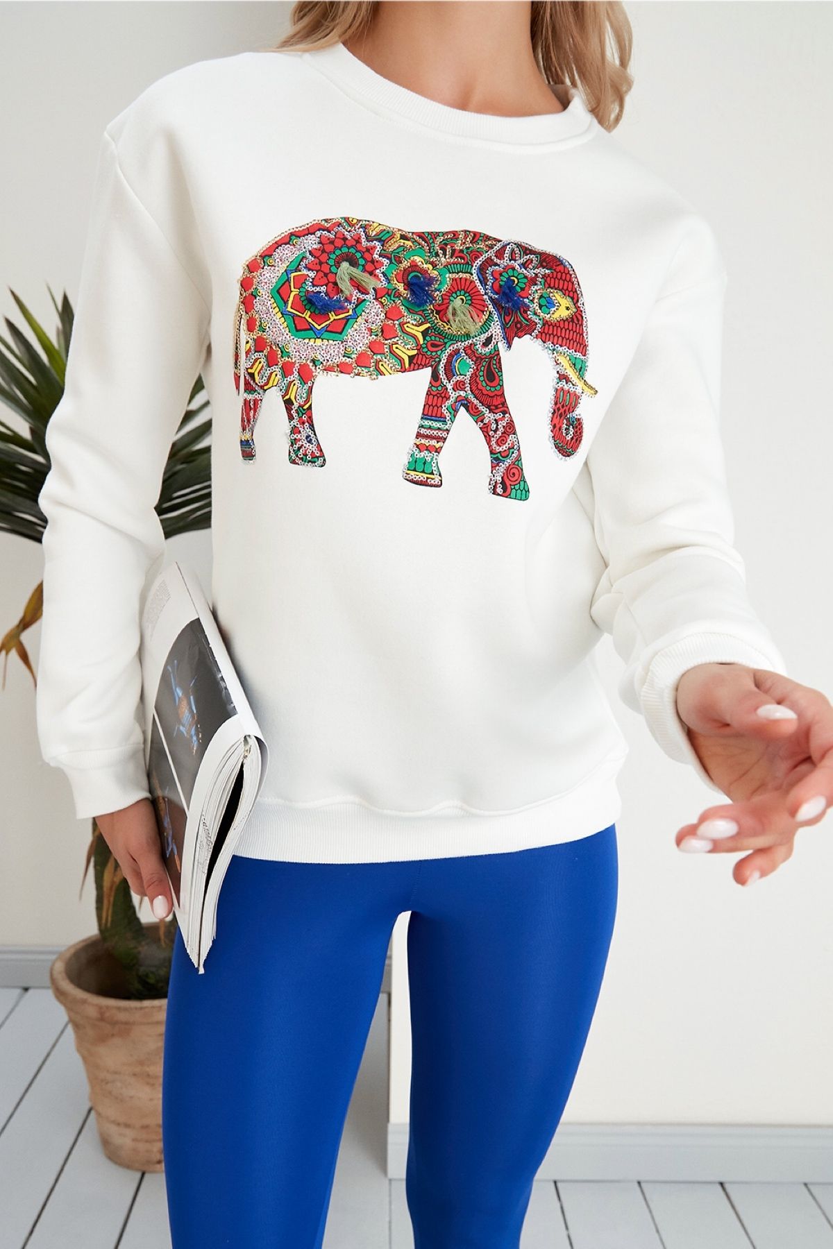 FEMELLE Women s White 3 Thread Raised Elephant Pattern Sequin
