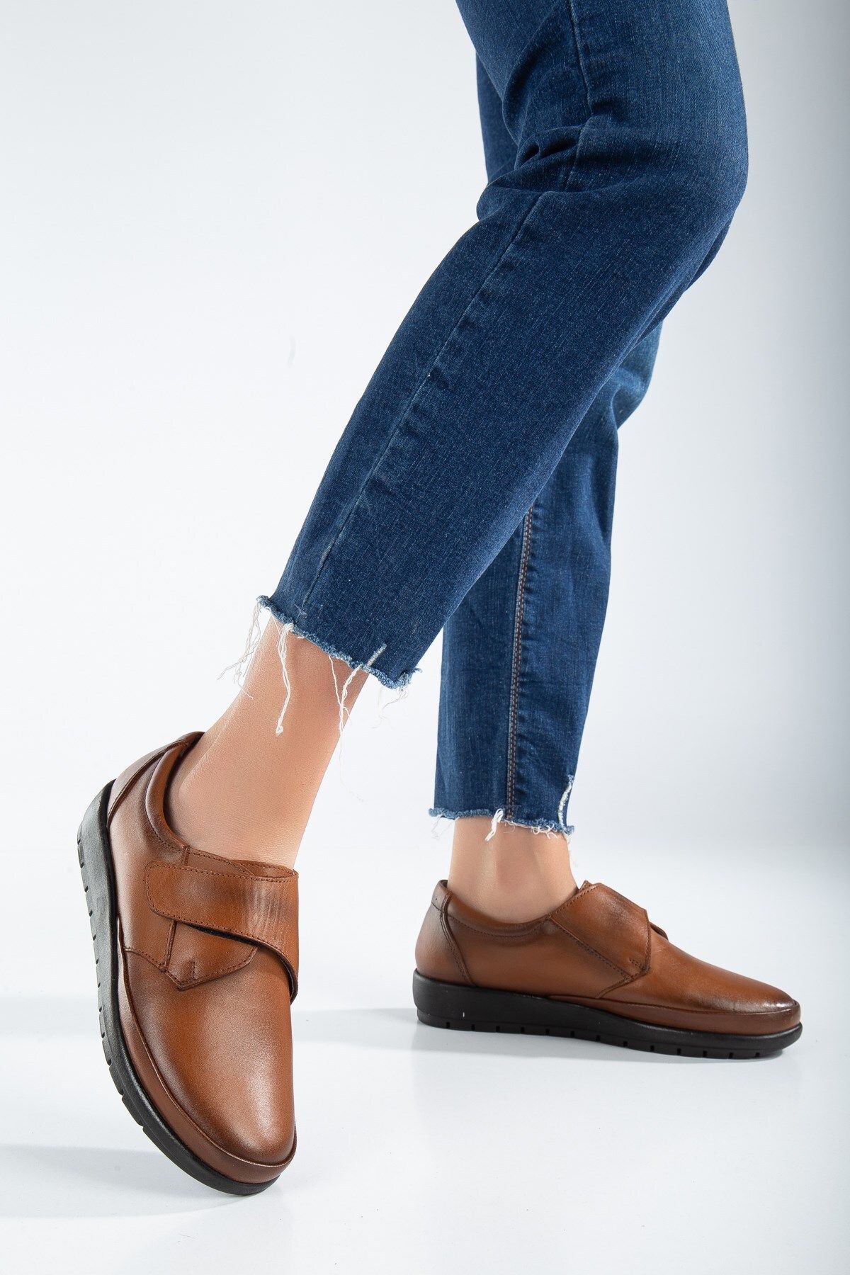 Womens leather best sale velcro shoes