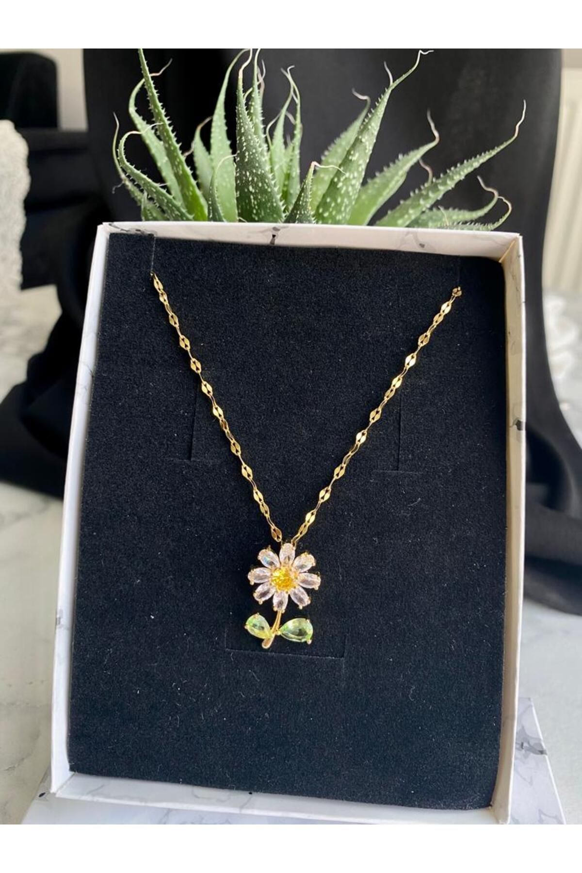 Daisy 2025 flower pendant