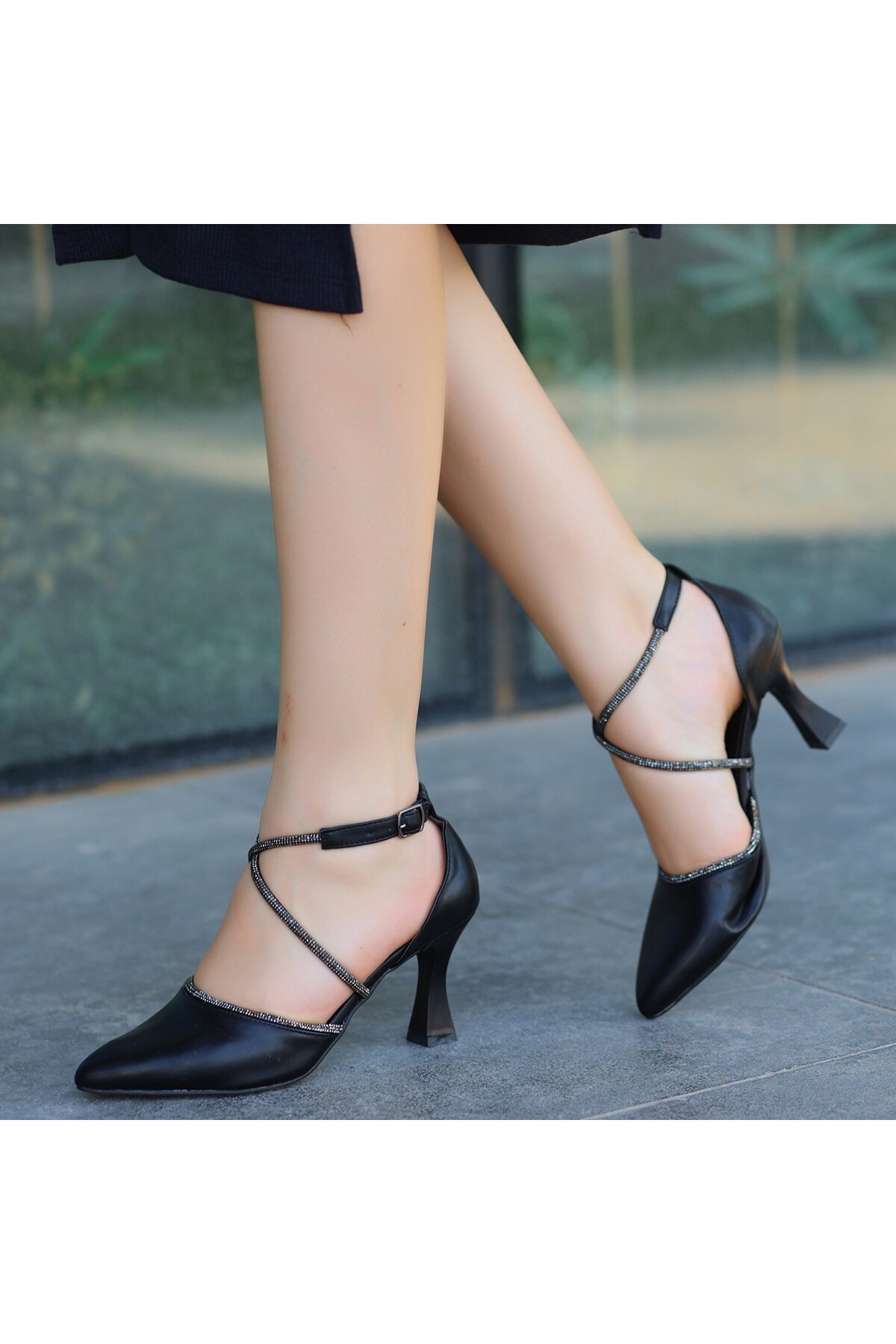 Fiyar Siyah Cilt Topuklu Ayakkabı