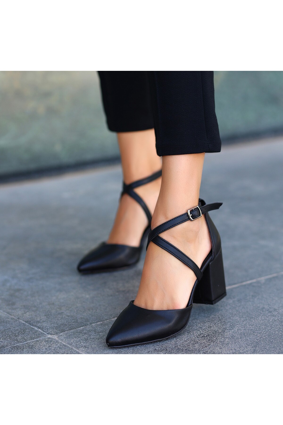 Luze Siyah Cilt Topuklu Ayakkabı