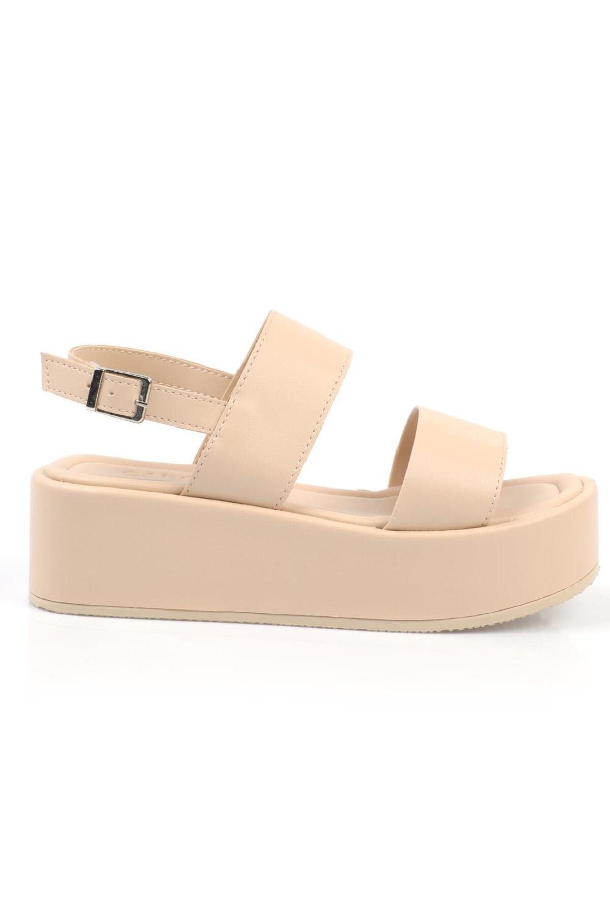 Capone Outfitters-Capone dicke, doppelt geschnallte Keilabsatz-Sandalen in Beige für Damen 8