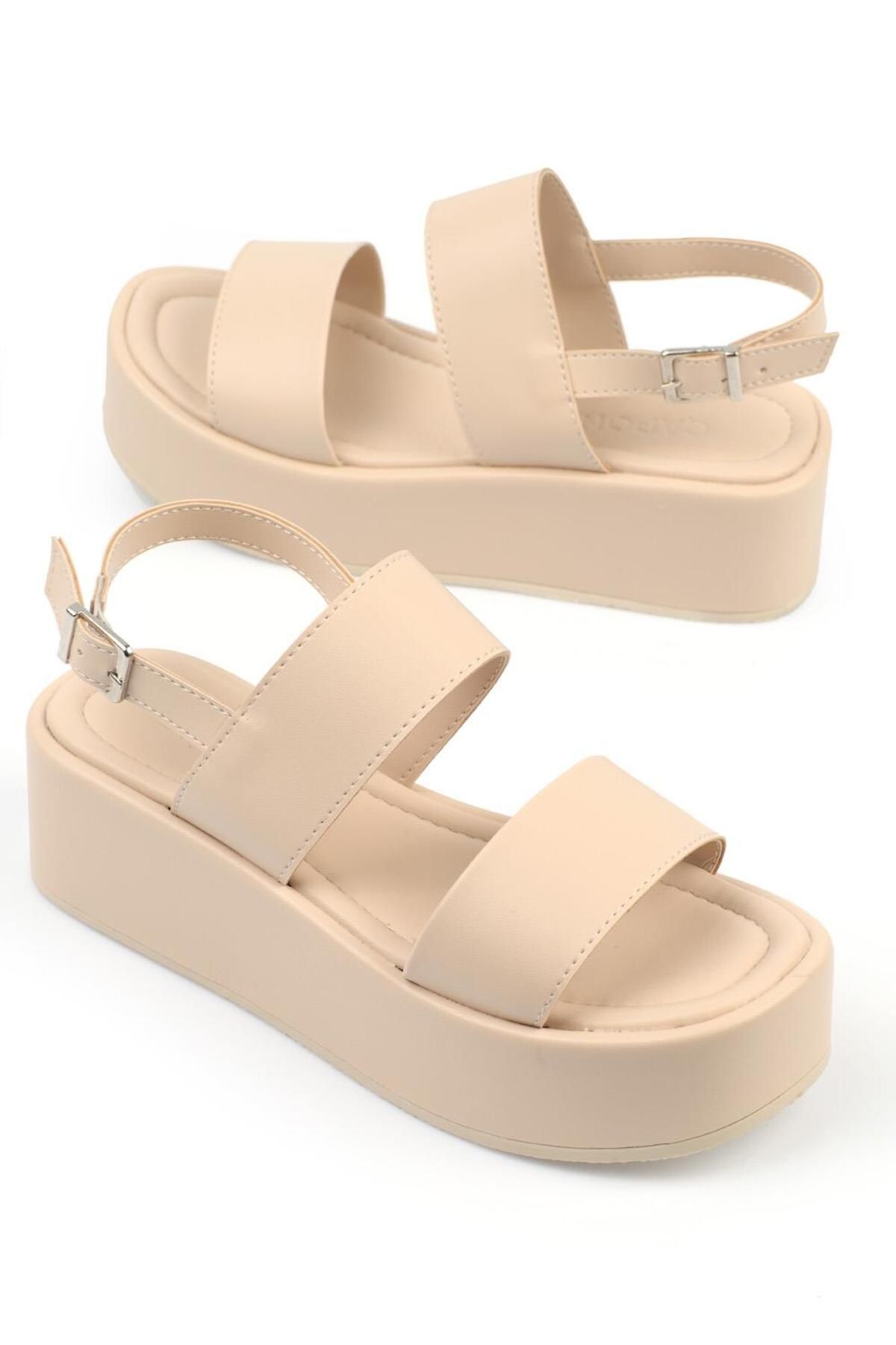 Capone Outfitters-Capone dicke, doppelt geschnallte Keilabsatz-Sandalen in Beige für Damen 7