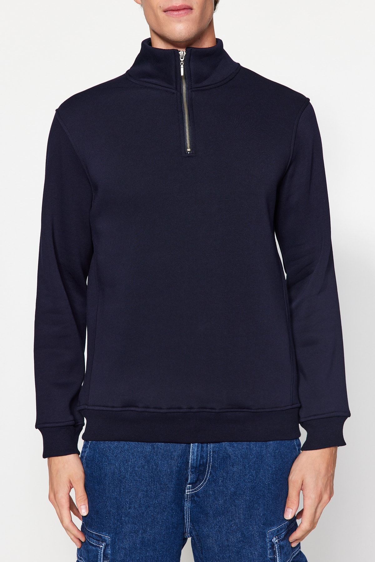 Trendyol Collection-Marineblaues Fleece-Sweatshirt aus Baumwolle mit Stehkragen und Reißverschluss – TMNAW24SW00041 4
