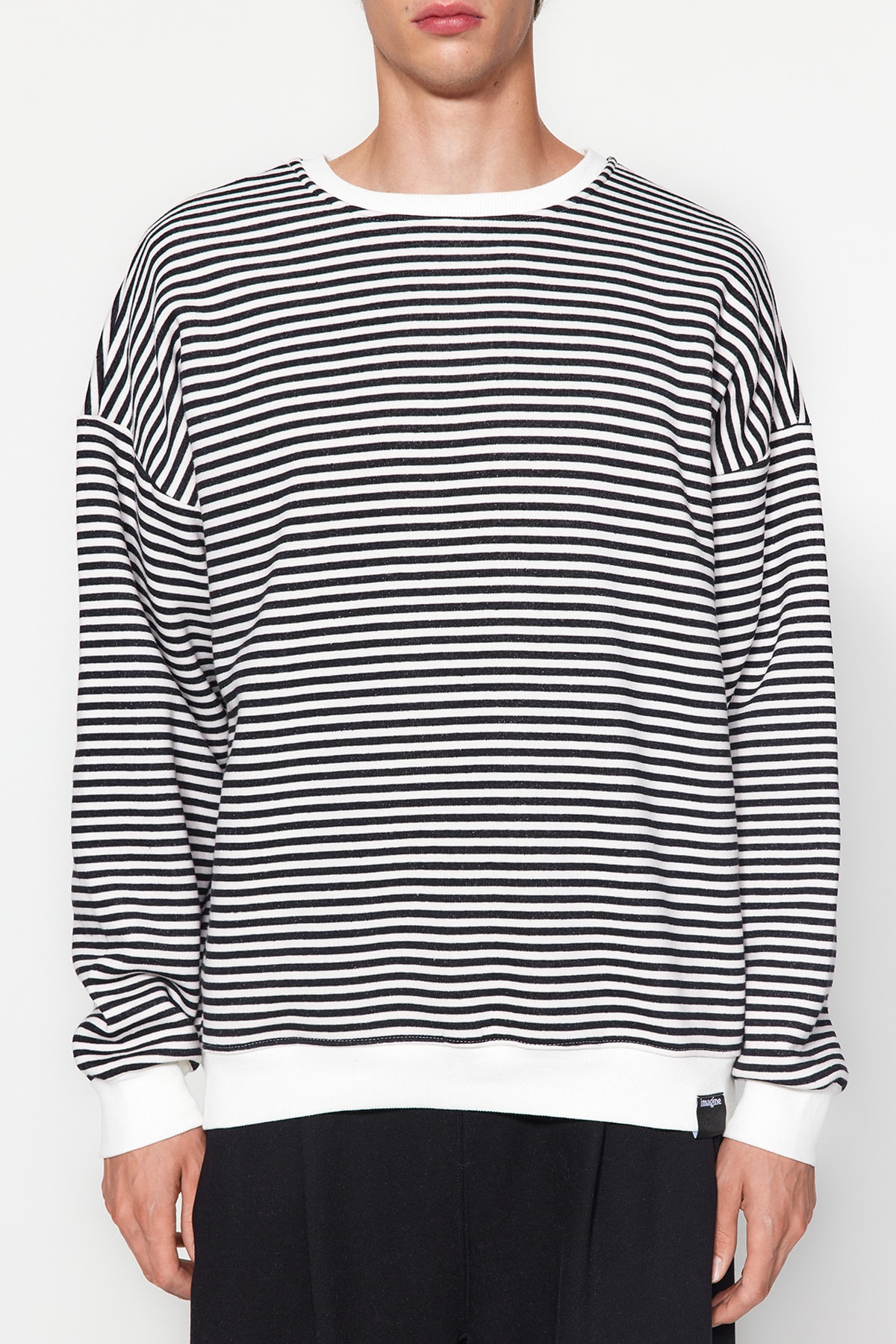 Trendyolmilla  Siyah Oversize/Geniş Kesim Çizgili İçi Polar/Sıcak Tutan Sweatshirt TMNAW24SW00065 - Görsel 3